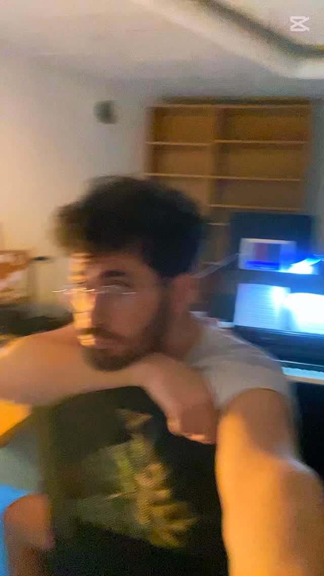 ✍🏻 Decía Ortega y Gasset: “Yo soy yo y mi circunstancia, y si no la salvo a ella, no me salvo yo.”  La música es mi mayor circunstancia. A veces solución, a veces problema. La música no suele dar respuestas, solo ofrecer preguntas. Preguntas que abren caminos. Caminos que lo ponen todo patas arriba.  La vida misma se pone en duda: nos muestra abismos y paraísos. Y, una vez asomado a ellos, toda la realidad cambia y se transforma. Es una amante tan generosa como celosa. Un amante que pide sacrificios. Que ofrece mundos tan abrumadoramente intensos que copan el espacio y el tiempo que quisieras poder ofrecer a los demás. Un intercambio en el que se te dan muchas cosas maravillosas pero siempre a cambio de otras igualmente preciosas. Y como me dice alguien muy importante para mí: todo no se puede.  Una vez empieza el viaje, no hay marcha atrás. Solo queda aceptar, agradecer y seguir nadando en su mar. Contracorriente, te agotas. Si dejas de nadar, te ahogas. Tampoco puedes volver atrás porque la orilla de partida está más lejos que la siguiente costa. No te llevas a nadie. Solo recuerdos de aquellos que nadaron a tu lado en algún momento y te regalaron recuerdos que pesan y desgarran, o que motivan y alivian. Refugios que no existen más que al fondo de la soledad, tras todas las máscaras, son la vida más real que lo tangible.  Mi maestra dice: Llegado el momento solo puedes confiar y confiando es probable que suceda.  📖 Fuente:
Ortega y Gasset, Meditaciones del Quijote (1914)  Los regalos y familia del viaje por Menorca:
@il_gesto_armonico @festivalmusicaantigaesmigjorn @eva.febrer @laurasintesf @joan_benejam @pili_jmcarreras @jjmm_mao @jjmmciutadella @bisbatmenorca @ajuntament_des_migjorn_gran @oscar_p85 @jose_lex @la.menorquina @hotel_romandre @ajuntamentalaior @operamenorca @teatreprincipalmao @teatredesborn @la_galatea_baroque @consellinsularmenorca @cultura_goib @vidaartmanagement @sound.movement.management  🙏🏼 Moltes gràcies per nedar uns metres al meu costat.  🎶 #Menorca #EsMigjornGran #OrtegaYGasset #Händel #Scarlatti #LaRivelazioneItaliana #Premiere #Contratenor #Countertenor #MrJimenezDiaz #VíctorJiménezDíaz #IlGestoArmonico