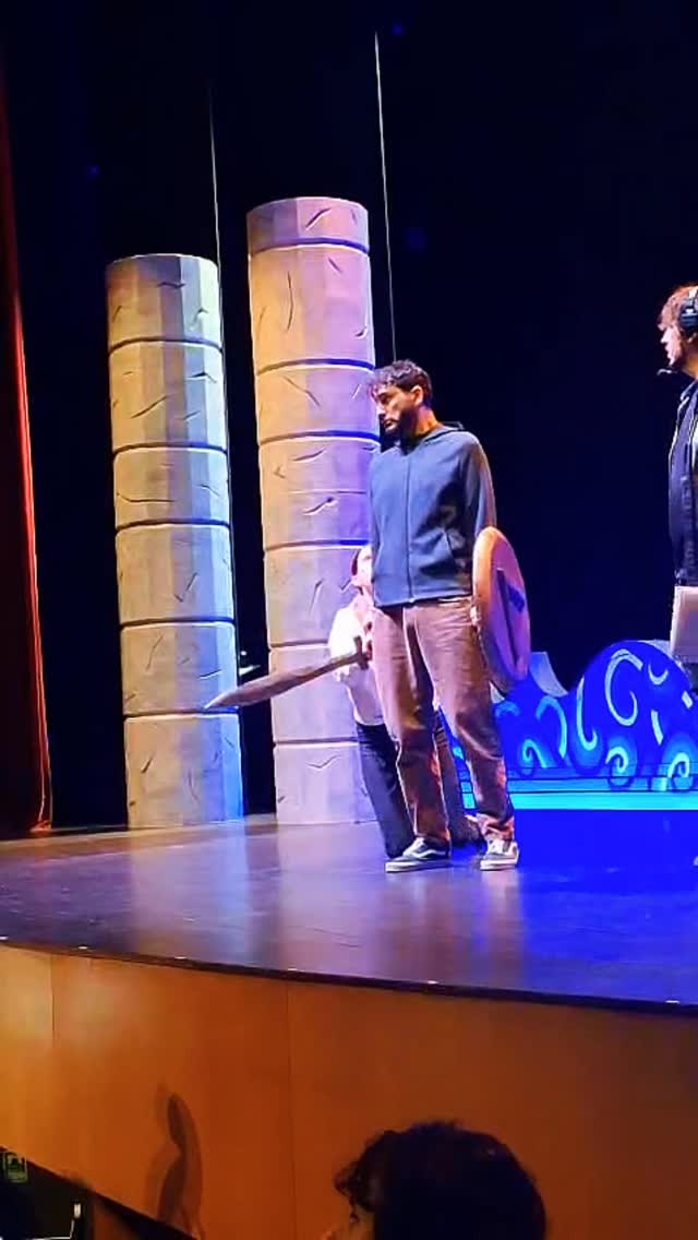 🎭 Hoje é o dia. Estreamos “Gli Eroi Spartani” — e partilho convosco um fragmento de ensaio: a segunda cena de Archidamo, ao lado de Ismene, com @r.bernardes.americantiga no fosso e @isasi.nick a guiar-me no palco, como se vê no vídeo.  🎶 Este papel — escrito para o castrado contralto Carlo Contucci e silenciado durante quase 240 anos — é um desafio técnico e expressivo como poucos. Como nos papéis dos meus colegas, revela o nível extraordinário dos músicos da corte portuguesa, à altura de Madrid, Nápoles ou Viena.  🙏 Que Deus me ajude hoje. Que brilhemos todos — para fazer justiça a esta joia de António Leal Moreira, com libreto de Gaetano Martinelli, que parece ter sido enviado por Jommelli a Portugal para semear aqui a retórica dramática das vanguardas do seu tempo.  💥 A vida surpreende. Um contratempo quase me impediu de chegar. Mas aqui estou — com dores, sim, mas com voz e vontade de servir, comunicar y compartir. E com uma gratidão imensa aos meus pais @doridiaz @maneljica aos meus managers @sound.movement.management e a toda a equipa que me apoiou nestes dias difíceis: @juliette.p.b, Josep, @ortegaortigosa, @maritopinto.pt, Gabriela, Marzia, Rita… Muito obrigado por me ajudarem a cumprir esta responsabilidade.  📯 Estreia moderna mundial
📅 13 de dezembro
📍 @teatrodevilareal
🎟 Entrada livre
🎶 coprodução @palaciodemateus 
📸 @lookcloser.pt  ⚔️ Elenco:
@marcastellobranco — Ismene
@arthurfilemonp — Eurimaco
@joaopaulofferreira — Alcibiade
@mrjimenezdiaz — Archidamo
@carlos.porto — Lisandro
🎻 @patricloliv3 — concertino 
🎹 @jcarlos_araujo — cembalo  🔗 Mais detalhes:
www.victorjimenezdiaz.com/2025/11/25/debut-portugal  #GliEroiSpartani #VictorJimenezDiaz #Archidamo #Opera #CasaDeMateus #TeatroVilaReal #Estreia #Castrati #Contratenor #AntonioLealMoreira #GaetanoMartinelli #Portugal #VilaReal