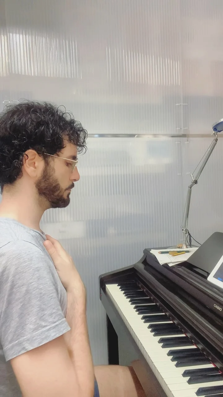 El glamour es para la carátula del disco.
El atajo es dejarse de tonterías y ponerse a estudiar.  Llevo más de veinte años trabajando cada día para sonar mejor: acústicamente óptimo para mi repertorio y contexto, y con más control sobre los recursos expresivos que mi instrumento pueda hacer. Mismos ejercicios prácticamente. Toda la vida.  Grado 0:
Boca chiusa.
Mucho ruido de base/sostén/contexto acústico (piano al máximo).
Máxima resonancia.
Máxima producción de ruido.
Mínimo volumen.
Mínima presión subglótica/apertura/constricción.
Mecanismo 2 dominante.
Base sólida y presente.
Toda la extensión del mecanismo dominante trabajada así.  Progreso del trabajo:
3as, 4as, 5as, 6as, 7as, 8vas, 9as… de arriba a abajo.  Primero boca cerrada.
Luego abierta.
Luego equilibrio.
Transición.
Mecanismos puros.
Mixtura.  Boca abierta:
Vocales puras.
Vocales mixtas.
Transición entre vocales con formantes opuestas.
Progresión según apertura y articulador.  Después:
Intervalos de semitonos y cuartos de tono.  Finalmente grandes gestos y agilidad.  Trabajo vocal completo: 1 hora aprox.
Repertorio cantado: no más de 2 horas.  Si estoy cansado, limito ambas ventanas. Lo que no sale, se acepta, se analiza y se deja reposar. Mañana más. Dudas: las anoto y las reflexiono. Si no sé resolverlo, pido ayuda (Profesores de canto, repertoristas, colegas, literatura, médicos… ).  Todos los días de mi vida, si me es posible y la vida no impone otras prioridades. Tenga o no tenga concierto.  ¿Por qué?  Porque es mi ser, ¿tú qué eres?
Yo soy cantante, porque mientras canto, soy. No cantar es igual a no ser en mi caso. Fin.  Y si no canto, sigo cantando o trabajando en ser un buen cantante.  ¿A qué me dedico?
A ser cantante. 24/7.  No es un don. No es magia. Es trabajo. El don —el talento, la facilidad— es un regalo envenenado:  si crees que eres cantante por eso y no trabajas, no estarás a la altura del servicio de las obras de arte musical más relevantes de la historia. Y tu instrumento —tu cuerpo, salud, práctica, estabilidad y fiabilidad— te va a fallar.  Y tú, ¿cómo inicias a trabajar con tu voz?  Buen estudio 💪🏼😘  #malecontralto #victorjimenezdiaz #contralto #operasinger #countertenor