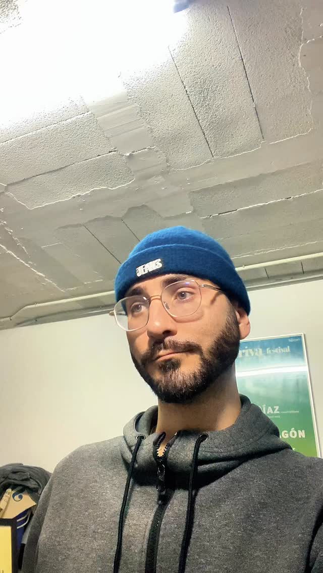 Hoy he pasado el día trabajando el Requiem de Verdi. Y es curioso: cuanto más crece mi repertorio sinfónico —Orff, Brahms, Berlioz, y en próximas temporadas Mahler, Strauss, Vaughan Williams o Elgar— más entiendo que puedo sentirme en casa en todos ellos porque construí lo que hoy pongo a su servicio desde un lugar muy anterior.  Nada de esto me aleja de Händel. Ni de sus cantantes. Ni de las dos décadas largas que llevo estudiando sus funciones dramáticas, su arquitectura musical y teatral.  En mi repertorio actual, mantengo 71 obras de Händel, 114 roles diferentes, versiones, variantes, reconstrucciones y ornamentaciones, basadas en mi relación directa con fuentes, tratados y crónicas… 26 años de trabajo que me han llevado a comprender por qué voces como la de Senesino —a menudo malinterpretadas como cortas— no lo fueron ni hacia arriba ni hacia abajo, ni mucho menos en profundidad. Eran voces de teatro: completas, llenas, capaces de colorear y sostener cada palabra. De ahí la importancia de sus recitados acompañados, tan celebrados en su tiempo, donde se explotaba la capacidad actoral cantada, sobre la que esas voces, en alianza artística con Händel, se pusieron a la vanguardia del género empujando ya hacia la reforma gluckiana y el protorromanticismo.  Parafraseando al propio Orlando: stimulato dalla gloria, me entregué con locura a este catálogo. Y sigo buceando en él —como en tantos otros— porque, por más que mis horizontes se amplíen y mi repertorio se vuelva transversal y rico en lenguajes, volver a la música del XVIII es volver a casa. Llevo esos roles de Vivaldi, Scarlatti, Händel, Gluck, Mozart y hasta Rossini grabados en la genética.  Y yo sigo aquí, haciendo lo que hago desde los once años: estudiar, comprender y honrar esta tradición. De los más de 520 compositores que he interpretado, Händel sigue siendo mi raíz más profunda. Solo he dejado atrás los roles que no correspondían a mi vocalidad —como los escritos para Carestini— y lo hice precisamente para ser consecuente y proteger la verdad de una cuerda, de una historia y de una forma de cantar que sigue viva en mí.  #handel #orlando #senesino #malecontralto #contraltista 🌿