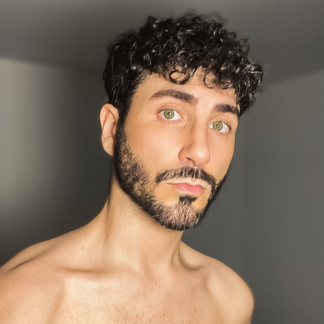 🌱 Empiezo el año con una promesa: Ser cada vez más honesto. Fiel a mí mismo y a quienes me rodean. Valiente en mi lucha. Útil para el tiempo que me ha tocado vivir.  🧭 ¿Qué sentido tiene transitar un puñado de años por el mundo si no es para honrar la verdad de tu pasado, serle útil a tu presente y contribuir con el futuro?  📜 Hoy comparto mi manifiesto. Una ejercicio de compromiso. Una declaración. Una brújula a la que acudir cuando me sienta perdido.  ✍🏻 Os lo entrego por escrito y así lo firmo.  🫴🏼¿Me acompañáis?  Léelo completo en mi web:
👉🏼 victorjimenezdiaz.com/manifesto-es  #VíctorJiménezDíaz #Manifiesto #Contratenor #Arte #Repertorio #Canto #MúsicaClásica #Compromiso #Representación #Cultura #OperaSingers #CantoLírico #WorkingProgress