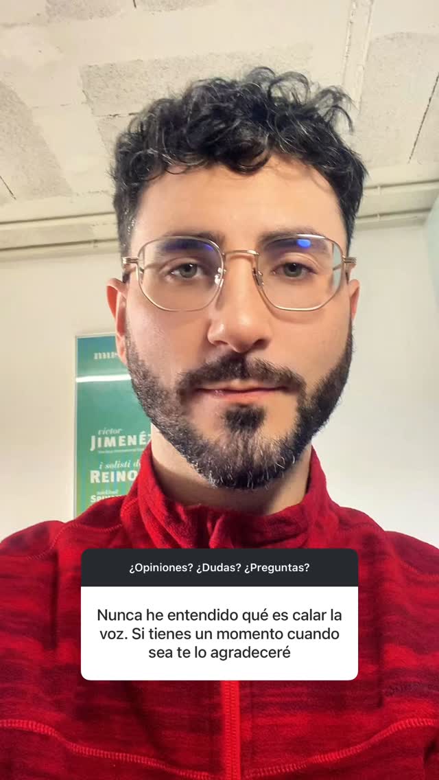 🧩 @alberartgm me preguntó qué es calar la voz.  Para mí, cantar sería como nadar, y en ese proceso, afinar sería flotar. Si no tocas el agua, ya estás haciendo otra cosa: vuelas, te vas por encima, estás sobreafinado. Si estás muy por debajo, totalmente sumergido, estás buceando; y si flotar es afinar, alejarte de la superficie es avanzar desafinando.  Calar no sería hundirse (desafinar) del todo, sino estar casi en la línea de flotación, en la línea del horizonte, muy cerca del tono requerido, a milímetros del aire, pero todavía demasiado dentro del agua. Calar es no flotar perfectamente aunque estés a un dedo de la superficie.  Esta imagen me ayuda a entender muchas capas del canto: qué necesito para flotar; qué es el agua y qué es el aire en relación al cuerpo, al peso, a la tonicidad muscular, a la coordinación y a la relajación; cómo avanzar sin hundirme; cómo la emoción puede ejercer demasiado peso; y cómo, si me paso de aire, me voy fuera del agua. La diferencia entre un globo y una boya. El aire la empuja hacia arriba, pero si su densidad resiste a la gravedad, saldrá disparada, sin contacto con el agua.  Cantar es sostenerse exactamente en esa línea, nota por nota. Usando el equilibrio de fuerzas en nuestro favor, sin resistirse o luchar contra ellas. Equilibrio, dirección, determinación, inteligencia, calma…  Después de años respondiendo preguntas de técnica en privado, os propongo una sección con el hashtag VJDStudio: un espacio donde podéis entrar en mi estudio con una pregunta y dejarla junto con las del resto, reunidas en un mismo lugar. La idea es construir un archivo que nos sirva (a mí el primero) para volver a él cuando lo necesitemos, repreguntar y compartir, y crear juntos un espacio de reflexión sobre la voz, la música, la industria, la carrera y su equilibrio con la vida.  Si tienes una pregunta, déjala en comentarios, en un DM o en las cajitas que iré poniendo en stories. La próxima cápsula puede llevar tu nombre.  #VJDStudio #Contraltista #MaleContralto #TecnicaVocal #VictorJimenezDiaz