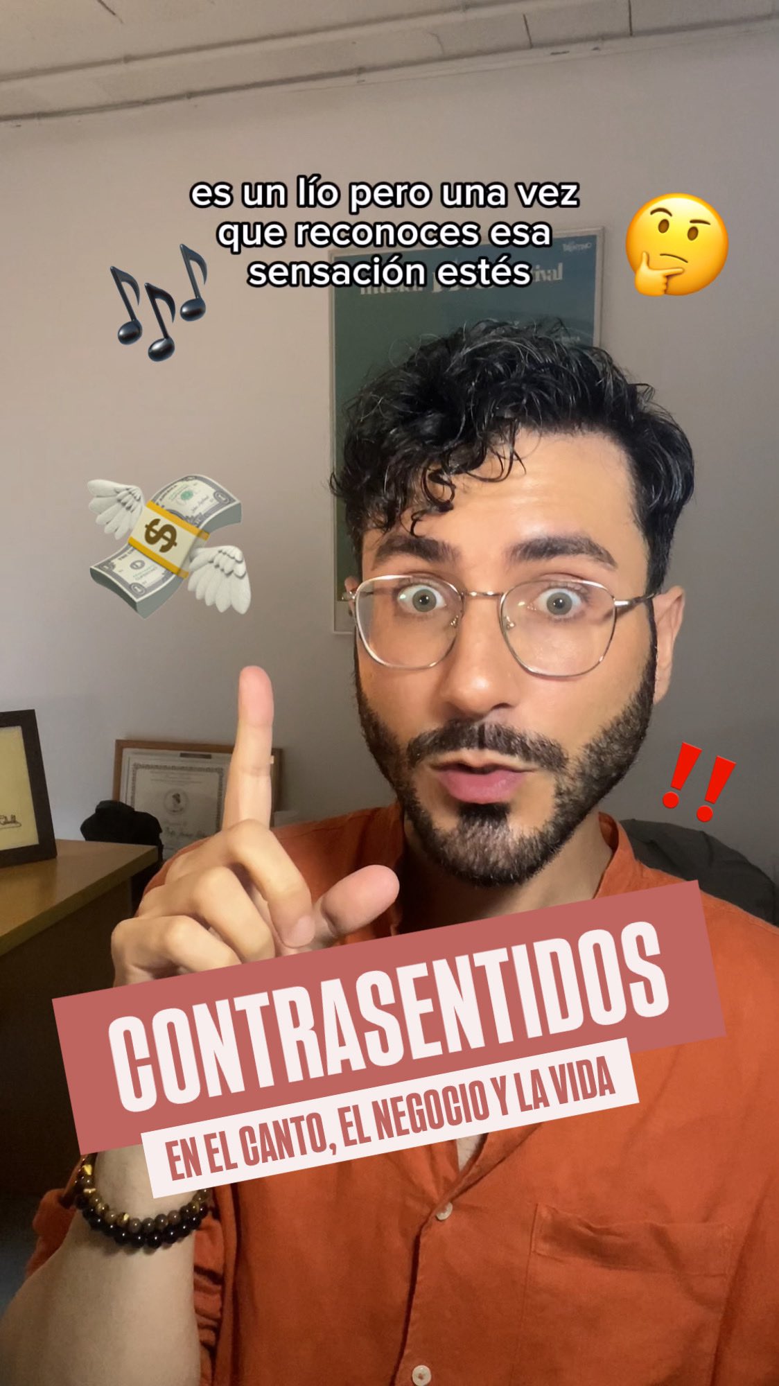 📲Nuevo Reel desde mi piano, iPhone en mano, voz en marcha…  🎙️ Hoy hablamos de contradicciones.
En el canto, en el negocio… y en la vida.  ¿Por qué a veces lo que sentimos al cantar es lo opuesto de lo que está sucediendo?  ¿Por qué perseguir el resultado puede alejarnos del proceso que lo hace posible?  🤓En este clip reflexiono sobre cómo la técnica vocal nos enseña a confiar en lo invisible, a habitar el cuerpo sin imponerlo, y a construir sonido desde el equilibrio, no desde el esfuerzo.  💡 Hablamos de:  • El timbre como fenómeno perceptivo y resultado de un proceso.  • La resonancia simpática y la ilusión de la “máscara”.  • Los mecanismos vocales y su idiosincrasia en sus distintos contextos.  • El canto como viaje acústico que se completa en la sala y al llegar al oído del otro.  • La técnica como herramienta de libertad y consciencia.  🎧 Ejemplifico con vocalizaciones y fragmentos de repertorio, y comparto cómo cada decisión técnica responde a un contexto escénico real: sala, orquesta, público.  🫂 Si eres cantante, estudiante, docente o simplemente alguien que ama la voz… este clip es para ti.  📨 Déjame tus preguntas, tus sensaciones, tus contradicciones. Construyamos y crezcamos juntos, recordando que no existen las verdades absolutas y que cualquier enfoque puede enriquecer nuestra perspectiva.  👉🏼Cita del video mi amigo @giancarlo_mari_  #countertenor #soprano #alto #tenor #basso #Contratenor #TécnicaVocal #CantoLírico #VíctorJiménezDíaz #Squillo #chiaroscuro #PedagogíaVocal #OperaSinger #CantoBarroco #Maschera #Resonancia #VocalTechnique #BelCanto