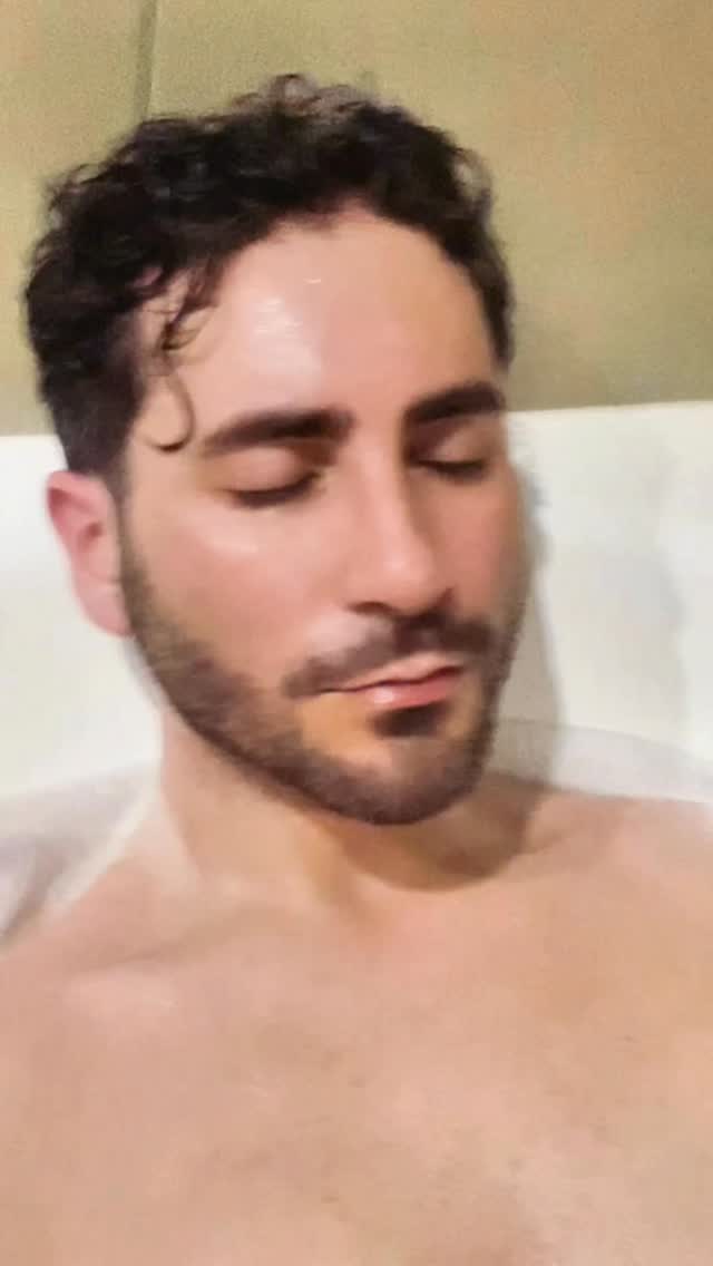 🛁”El descanso del guerrero” no viene después. Es el trabajo previo que le permite sostener la acción posterior.  ❤️‍🔥Como contratenor, suelo interpretar a guerreros y personajes que transitan por emociones instintivas intensas, en situaciones que aunque parezca mentira, resuenan con la propia lucha y maleta de recuerdos. Roles de fuerza, de vehemencia pero también de gran sensibilidad y dificultades. Es un viaje que nos expone y nos propone grandes conversaciones: lo que puede ser muy catártico y sanador. Pero esa energía no se puede habitar constantemente sin autorresponsabilidad. El cortisol, la tensión, la exposición… Todo eso que buscamos en escena, también puede destruirnos si no sabemos sostenerlo sin ahogarnos en ello, cuando toca, y saber salir de ahí después.  🧘🏻‍♂️Por eso, intento trabajar, buscar, frecuentar y aliarme con mi paz. Mental, física, emocional. Familiarizarme con el grado cero. Volver a él con frecuencia. Me permite que, en el momento más expuesto —una función, un ensayo, una conversación difícil, una urgencia— no tenga que intentar soltar lo que debo seguir sosteniendo, sino acudir aún con ello, a esa bañera, a la casilla de salida, desnudo, libre, flotando, donde todo está disponible. Y construir desde ahí. Tan lejos como quiera asumir riesgos. Pero no desde el esternón hacia arriba, sino desde el espacio que ocupo y que habito.  🦶🏻Y mi contacto con el espacio que habito es el suelo. Desde ahí y por cada nudo: tobillos, rodillas, cadera... Soy una columna que es mucho más que una columna de aire que se exhala y se va.  🤺Porque cuando el personaje nos atraviesa (especialmente los que somos artistas de temperamento), cuando el compromiso es tan profundo y presente, también es fácil perder el contacto con la calma y con el yo. Y no podemos permitirnos eso. No solo por nosotros, por el equipo, por la obra y por el público.  🌊Desde esa paz, todo es posible. Y si esto resuena con alguien, si le sirve, suyo es.  🫧Feliz conexión.  #VictorJimenezDiaz #ElDescansoDelGuerrero #GradoCero #Contratenor #ConscienciaCorporal #ConscienciaEmocional #SaludMental #TécnicaVocal #Countertenor #Opera #músicaclásica