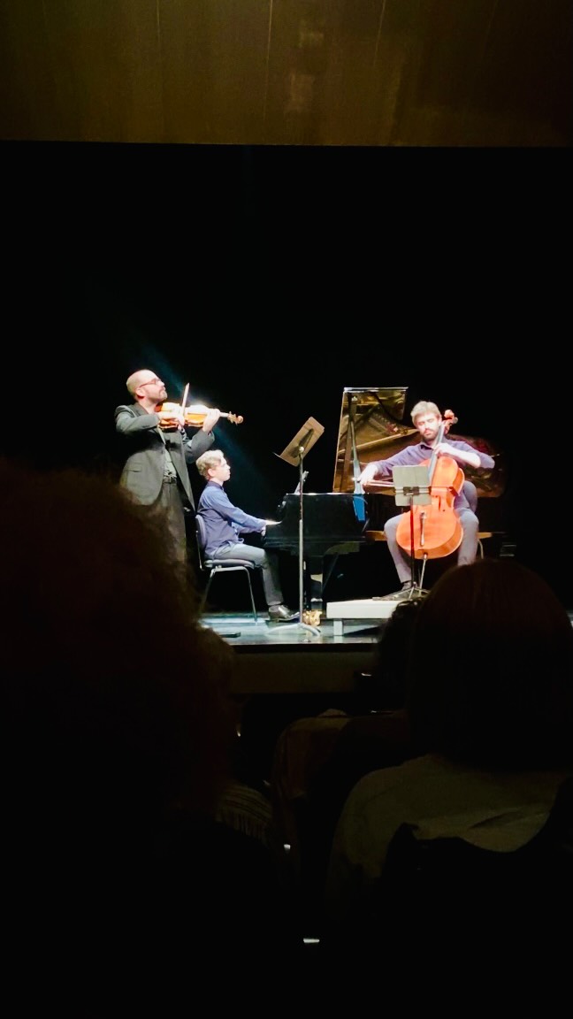 🌌 Ayer no hubo máscaras ni disfraces. Hubo música, comunión y un silencio mágico que nos dejó con una paz que aún me acompaña.  🎃 Aunque estos años he incorporado las fiestas de Halloween, ayer fue una víspera distinta de Todos los Santos y Castanyada, de recogimiento, memoria… y la banda sonora más perfecta para reconectar con lo que es verdaderamente mi tradición cultural 🍂  🎭 En el Teatro Principal de Sabadell, el virtuoso @triofortuny — @joelbardolet , @paucodinacellist y  @marcherediapiano — cerró su programa (Brotons, Beach, Tchaikovsky) con el arreglo para trio, del “Morgen” de Richard Strauss. Una canción de aquellas que, como pocas, posee su propia magia. Pero si se sirve con la honestidad, respeto y contención de ayer, queda sellada en el alma.  🎼Richard Strauss (1864–1949)
🎻“Morgen”, Vier Lieder Op. 27, nº4 (1894)
✍🏻 Texto de J. H. Mackay  🕯️ Hoy, 1 de noviembre, celebramos Todos los Santos. Un día para honrar a aquellos que la vida ya nos ha arrebatado y aún así, se siguen sintiendo tan cerca… Gracias a la música por seguir sosteniéndome.  🙏 y muchas gracias a @garciajoanasoler y a @jjmmsabadell por regalarme esta experiencia.  📍 Temporada de cambra, Sabadell. 31 de octubre. @teatres_farandula_principal  🌿 #TodosLosSantos #LaCastanyada #TotsSants #Morgen #Strauss #TríoFortuny #JuventudesMusicales #JoventutsMusicals #TeatroPrincipalSabadell #VíctorJiménezDíaz #RichardStrauss @jmcatalunya @jmspain_ @sabadell_cat @sbdcultura