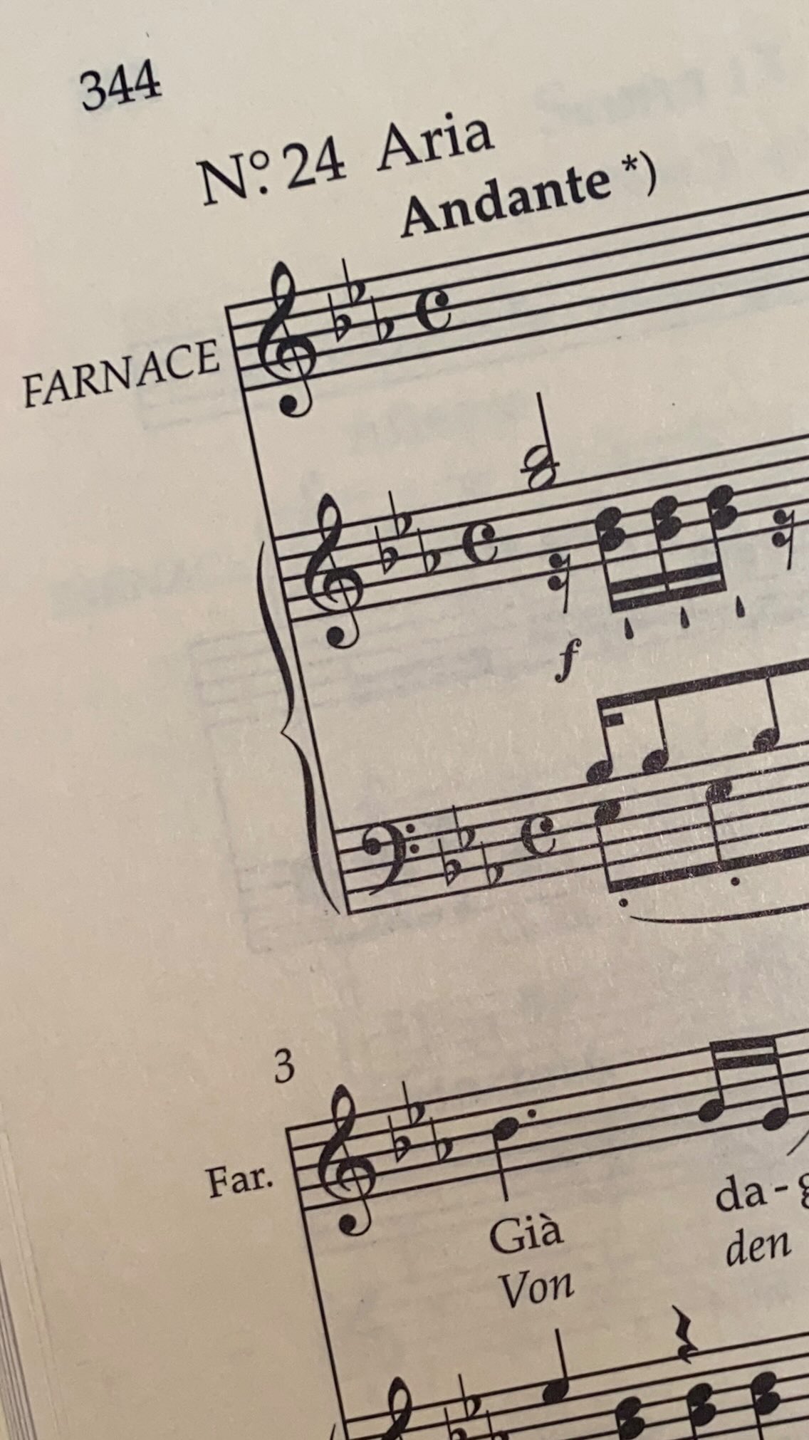 ✨Entre sesiones de estudio y grabación, vuelvo a los particulares roles de contralto mozartianos.  Para este 14 de mayo, en nuestro Sopar Líric del @7portes de BCN (mi 4º concierto allí), he propuesto cantar este fragmento de Farnace, que ya formó parte de mi debut en la casa.  Lo haré acompañado por el contratenor, pianista, compositor y director de orquesta @jordidomenechdumesubi, en un concierto en el que apadrinamos al sopranista @rafaelquirantporcar, cantando Händel, Mozart, Rossini y Fauré.  Al oírme cantar este fragmento de ‘Mitridate, re di Ponto’, escrito según Mozart, para ‘contralto musico’, creo evidenciar algo que la técnica y la referencia discográfica actuales, han distorsionado: que una voz no es más aguda o más grave por su color, sino sobretodo por dónde puede desplegarse tímbricamente, además de por la ubicación de sus pasajes. Ventajas anatómicas, no limitaciones técnicas.  Hasta el siglo XX, la voz lírica se construía desde el metal, no desde el color. Una vez establecida la fonación óptima, el color matizaba el fraseo; nunca falseaba la emisión. Hoy sabemos que forzalo, compromete la salud y, sin micrófono, la proyección natural del sonido.  Grabado desde cerca, a cappella y sin filtros, lo que se oye es el núcleo del sonido y una sobrecarga de armónicos agudos: el mismo comportamiento que tendría una soprano —en términos de castrato— en la octava superior. La arquitectura descrita por los tratados del XVIII: economía muscular, cierre total, honestidad y pureza del sonido.  Unos segundos de “Già dagli occhi” bastan para “quitarnos el velo de los ojos”: la voz lírica responde a realidades acústicas, y el repertorio conserva verdades históricas que merecen ser restituidas.  #VictorJimenezDiaz #MaleContralto #VocalRestitution #AcousticTruth #MozartTechnique