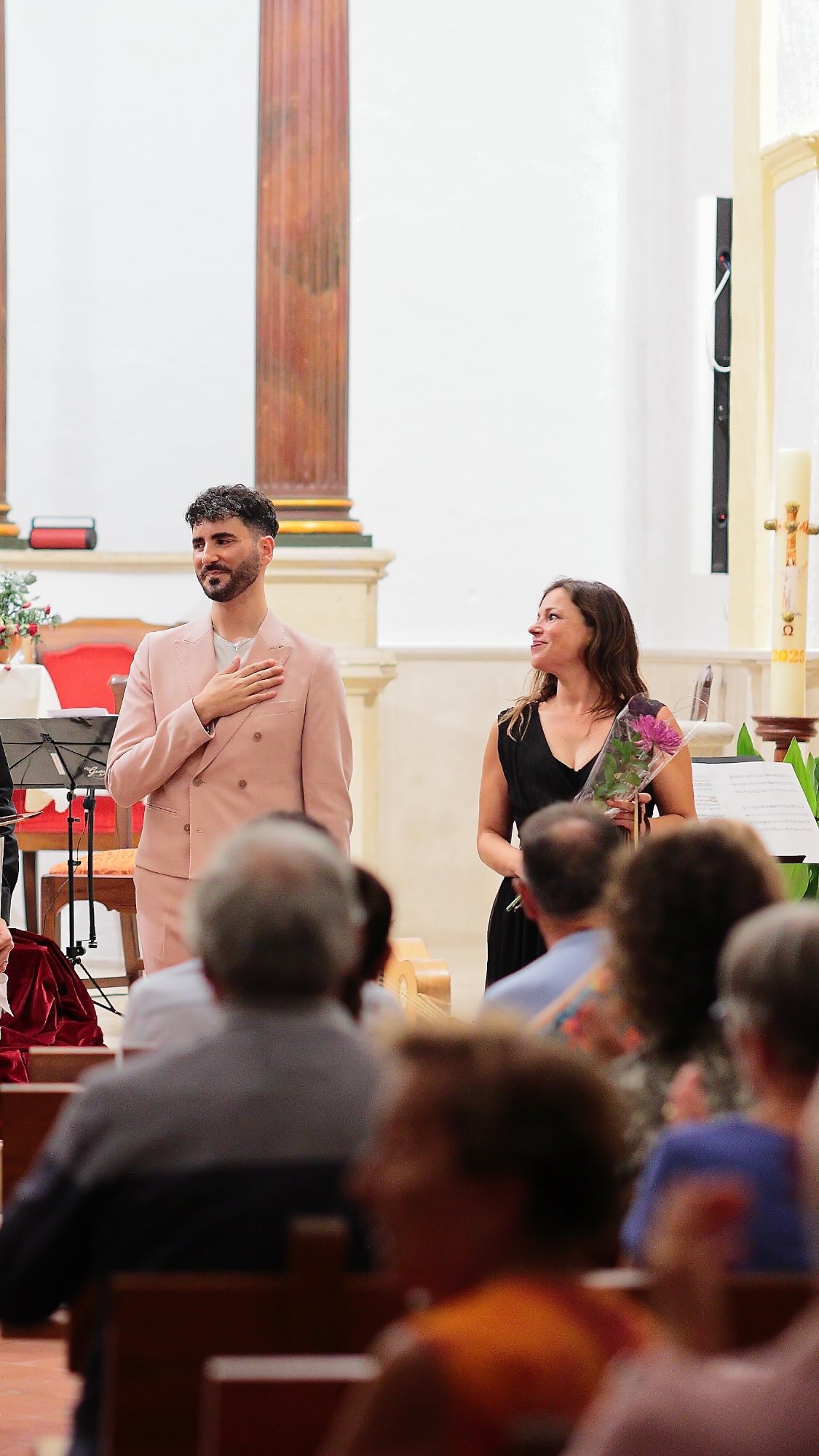 🎬 ESTRENO MUNDIAL MODERNO | Scarlatti resucita en Menorca 🤩  ✨ Con inmensa emoción compartimos este fragmento del programa La Rivelazione Italiana, estrenado en el @festivalmusicaantigaesmigjorn, en la parroquia de Sant Cristòfol (@bisbatmenorca).  🎶 Se trata del aria “Combattono in petto” (Allegrissimo) de la ópera “L’Amor volubile e tiranno” de Alessandro Scarlatti (Nápoles, 1709), escrita para el lucimiento del célebre castrato Checchino (Francesco de Castris). Creemos que este corte representa su estreno mundial moderno, y lo presentamos con respeto, rigor y mucha pasión.  🕊️ Devolver a la vida el repertorio dormido en los archivos es una de las grandes satisfacciones de quienes hacemos música antigua. Personalmente, me he comprometido a ello desde hace años, no solo con el XVII, sino también con los siglos posteriores y la nueva creación. Como decía nuestra querida Caballé: “Si tenemos la oportunidad, es nuestra responsabilidad servir a los creadores y mantenerlos vivos.”  👥 Me acompaña el generoso grupo de amigos de @il_gesto_armonico con mención especial del violín barroco de @eva.febrer, 🎻por lo evidente en el fragmento (brava!). Completan el cartel de solistas:  🎼 Dimitri Kindynis, cello barroco
🪉 @joan_benejam, cuerda pulsada
🪈 @laurasintesf, traverso barroco  💥 Virtuosismo vocal e instrumental, en estado puro. Este proyecto celebra el legado vocal italiano de Scarlatti y su influencia en Händel, en un momento clave de nuestra historia musical europea.  📍 Seguimos recuperando joyas olvidadas, con el deseo de compartirlas por todo el territorio. Gracias por acompañarnos en esta travesía sonora y emocional.  #LaRivelazioneItaliana #Scarlatti #Händel #EstrenoMundial #MúsicaAntigua #BaroqueOpera #Contratenor #Castrato #IlGestoArmonico #FestivalMigjornGran #PatrimonioMusical #BaroqueViolin #BaroqueFlute #BaroqueCello #OperaBarocca #Settecento #MúsicaBarroca @menorca.info @menorcaaldia @consellinsularmenorca @ajmigjorngran @cultura_goib 🎭🎶🔥