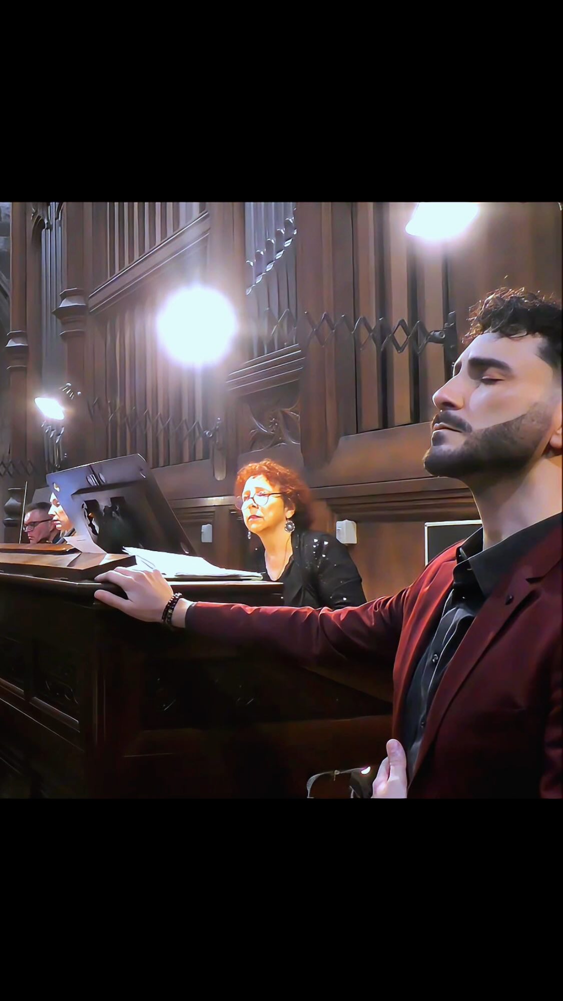 🌟GIRONA💫VIVALDI🌟  🥰Ya embarcado en la siguiente aventura con el @folliafest de @savuafaire, este domingo y mi debut en el @teatrodelsoho de Málaga en el estreno allí de “El caballero de Olmedo” de @arturoboscovich. Mientras tanto, siguen llegando fragmentos del Concierto de Pascua que ofrecimos recientemente en la Catedral de Girona.  🫶🏼Aquí os comparto uno de mis números favoritos (¡si no el que más!) del Stabat Mater de Vivaldi: “Eia Mater” 🎶  🫡La complicidad con nuestra directora nos permitió jugar con la especial y única acústica de la catedral y su impresionante nave gótica, la más grande del mundo. En varios momentos podréis notar como se siente desde encima del órgano medir con la voz inmediata y la del retorno de la reverberante sala, lo que crea una suerte de eco tan complejo como hipnótico.  🎬 Así sonaba desde el órgano:  🎼 Vivaldi: “Eia Mater” Stabat Mater, RV 621 (Brescia, 1712) 🕊️✨  🎹Dirección Musical y Órgano: @silviaflorenciacastillo  🎻Divines Cordes: 
@mira_violina
@natalia_ursataia
@vitalyvtl
@alena_cello  🙏🏼 Gracias una vez más a los organizadores: @patrimonicatedraldegirona, @bisbatgirona y @ateneu.cultural.girona por permitirnos vivir esta experiencia inolvidable.  🫱🏻‍🫲🏾 Con la colaboración de: 
@orguedelacatedraldegirona @sound.movement.management  🎟️ ¡SOLD OUT!  🌍 ¿Qué os parece? ¡Os leo en los comentarios! ✨  #StabatMater #Vivaldi #Pascua #ConcertDePasqua #MúsicaBarroca #BaroqueMusic #CatedralDeGirona #Órgano #MusicaSacra #SacredMusic #CulturaCatalana #Contratenor #Girona #MúsicaViva