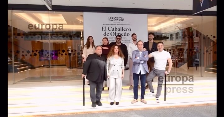 😎 @arturoboscovich: “ …yo escribí uno de los papeles de la obra para contratenor y ya, por fin, voy a ver mi sueño realizado gracias a Víctor qué está aquí con nosotros, de ver ese papel con la voz que yo imaginé en su momento y que en el Teatro de la Zarzuela no pudo ser”.  🙏🏼 Muchísimas gracias por tú generosidad Maestro. Espero estar a la altura del regalazo de escena qué me has reescrito. Yo me emociono desde el primer acorde cada vez 🥹  📰 Fuente: @europapress @epandalucia  🥰 Muchas gracias al @teatrodelsoho y a todo el equipazo, por ser hogar, familia y lugar seguro. Málaga, me enamoras.  🤩Venid a escuchar este operón en la voz de:
@amachadotenor Don Alonso
@bernaperles Doña Inés 
@javifranko Don Rodrigo
@amorettiruben Tello
@mlourdesbenitez Fabia
@albachantarsoprano Doña Leonor
@haviebarinete Don Fernando
@mrjimenezdiaz Aparición
@ines_navarro_canto_lirico Ana  Coro @intermezzopromusic 
@miguelangelarqued, dir.  #ElCaballeroDeOlmedo #ArturoDíezBoscovich #LluísPasqual #LopeDeVega #TeatroSohoCaixaBank @antoniobanderas @vanessa_monje_ #OrquestaLariosPopDelSoho #Málaga #Ópera #Estreno #NuevaCreación #MúsicaContemporánea #Málaga #Teatro #MúsicaClásica #Contratenor