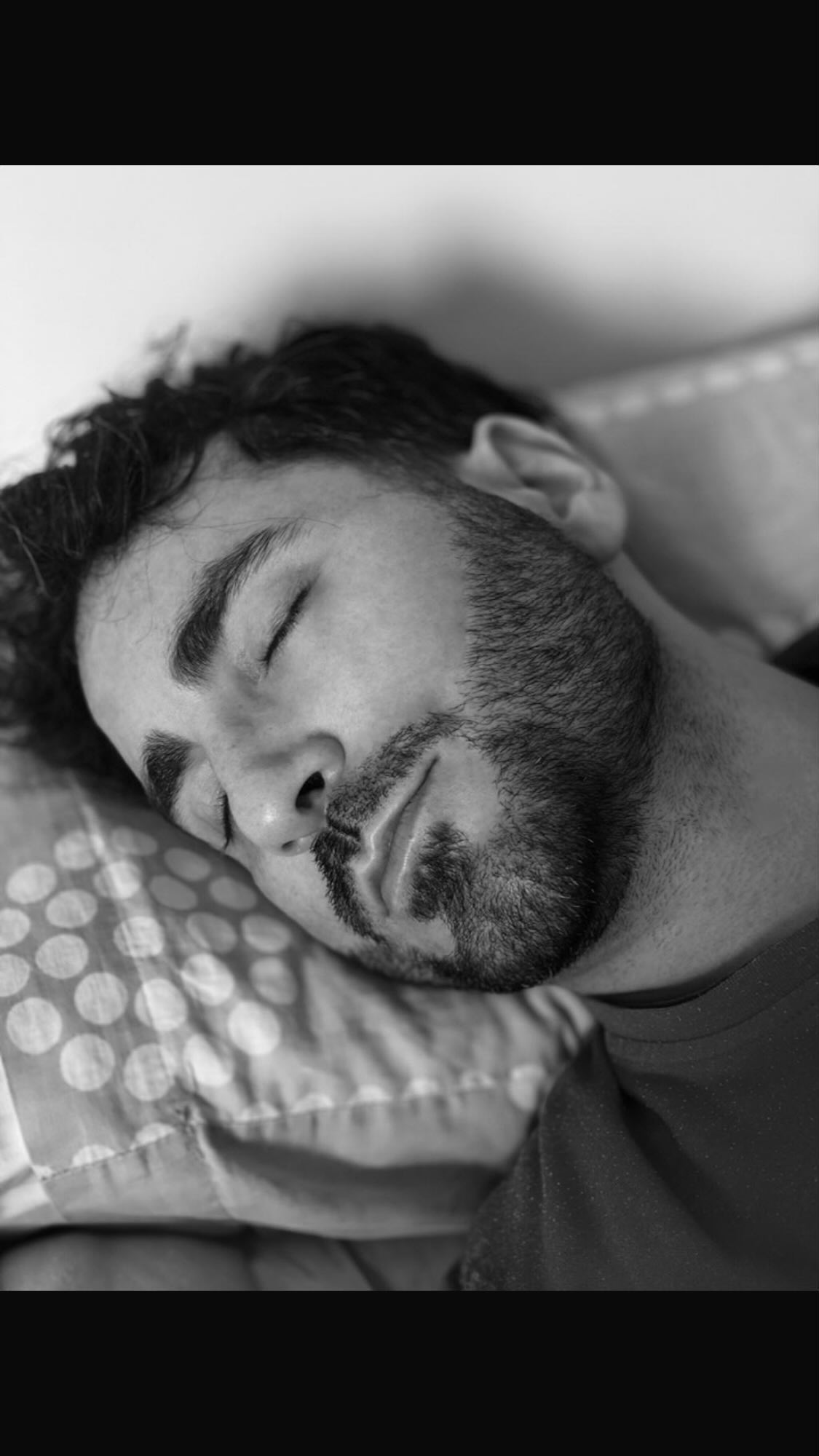 🌙 Sanándome de un día de demasiada música, con más música. ✨  🥴Después de días inmerso en partituras barrocas, clásicas, románticas, del s. XX y contemporáneas (vaya lo de siempre), abro la partitura del “Giulio Cesare” de Händel, movido por la ilusión de tenerlo programado en Barcelona y la esperanza de poderlo ver si mi agenda me lo permite.🤪  🙈Es imposible no acabar susurrando todos sus roles mientras lo leo, antes de dormir. Qué obra perfecta, qué melodías y qué barbaridad cómo cierra el primer acto... ¡Viva Handel!🤩  🎼Traducción del dúo entre madre e hijo, que acaban de saber que el esposo/padre ha sido asesinado:  Cornelia: “He nacido para llorar,”
Sesto: “He nacido para suspirar,”
Ambos: “Y lo único que me queda es llorar por siempre.” 💔  ✍🏻Mozart escribió que “Händel entiende el efecto mejor que cualquiera de nosotros. Cuando lo decide, golpea como un rayo.”. No le faltaba razón 😭  🥹 Me quedo un rato más con la partitura. Gute Nacht. Good night. Спокойной ночи. Dobranoc. Bonne nuit. Noapte bună. Boa noite. Gabon. Buenas noches. Bona nit. Buona notte a tutti.  📸 @musokami  #Ópera #Contratenor #Countertenor #Handel #GiulioCesareInEgitto #SonNataALagrimar #FrancescoHaym #1724 #Barcelona #Cornelia #Sesto #Robinson #Contralto #Durastini #Mezzosoprano @baerenreiter @sound.movement.management @liceu_opera_barcelona