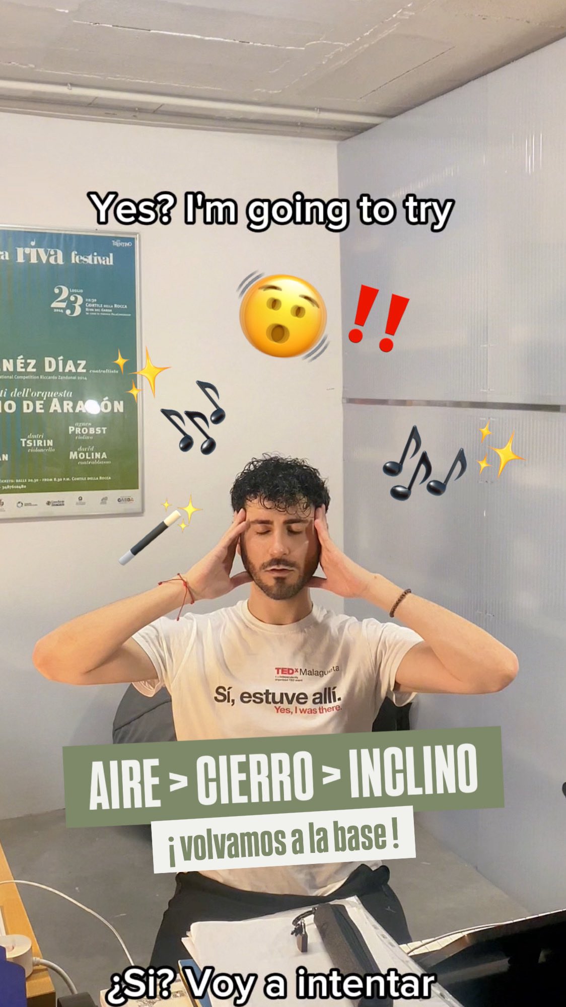📲 Nuevo Reel desde mi piano, iPhone en mano, voz en marcha…  🎙️ Hoy paso por aquí con un ejercicio breve, pero que quizá sea un ejemplo útil.  Aunque estoy inmerso en la preparación de dos nuevas grabaciones y de mi última producción escénica del año—un rol escrito para castrato del siglo XVIII, que exige cuerpo, técnica y alma—no me olvido de vosotros. Sigo estando atento a mi entorno y sensaciones, para tratar de dar respuesta a vuestras consultas.  🧵 Entre ensayos, partituras y ediciones, mientras sigo produciendo para mí y para varios compañeros, y acompañando como coach vocal en proyectos discográficos que recuperan patrimonio histórico occidental. En medio de todo eso, quiero regalaros una fórmula sencilla, pero reveladora:  { aire → cierro → inclino }  💡 Partiendo de una nota cómoda en el centro de la voz, muestro tres posiciones:  • Sonido aireado, como punto de partida perceptivo.  • Cierre total de cuerdas, como base de eficiencia.  • Inclinación del mecanismo, añadiendo cobertura y optimización.  🎧 En el vídeo trato de mostrar cómo cada gesto transforma la emisión. No me olvido de recordar que en cada altura, cada mecanismo, tiene su propia idiosincrasia. Y os hablo con ejemplos de voz hablada, a cierre parcial o total, para que sintáis la diferencia entre un sonido saludable y completo.  🫂 Si eres cantante, estudiante, docente o simplemente alguien que ama la voz… este clip es para ti. Y si despierta tu curiosidad, déjame tus preguntas: prometo seguir compartiendo más, siempre desde la escucha y el respeto.  📨 Pronto podré hablaros más sobre esta nueva producción que tendrá lugar en Portugal. Mientras tanto, sigamos caminado juntos 🤭  #Contratenor #TécnicaVocal #CantoLírico #VíctorJiménezDíaz #PedagogíaVocal #OperaSinger #CantoBarroco #Resonancia #VocalTechnique #BelCanto #Squillo #Maschera #Chiaroscuro #PatrimonioMusical