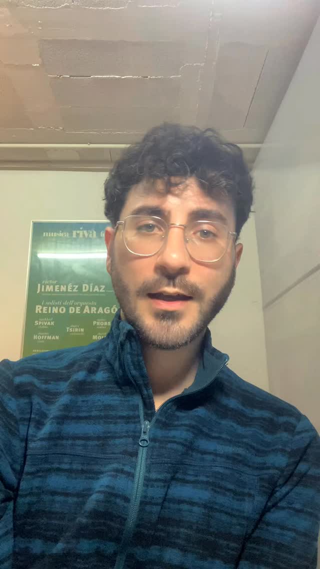 🫣 Con estos pelos, sin filtro, desde mi estudio y a lo loco, paso por aquí para reafirmar que en la vida, como en el canto lírico: el #Equilibrio es fundamental. De hecho es la clave ⚖️🗣️🎶  #VíctorJiménezDíaz #Contratenor #Countertenor #VocalTechnique #TécnicaVocal #GradoCero #Opera #OperaSinger #VocalWork #BehindTheScenes #VocalTraining #CantoLírico #Balance #VocalHealth #SaludVocal #Squillo #Chiaroscuro #SingingTrain #vocalwarmups