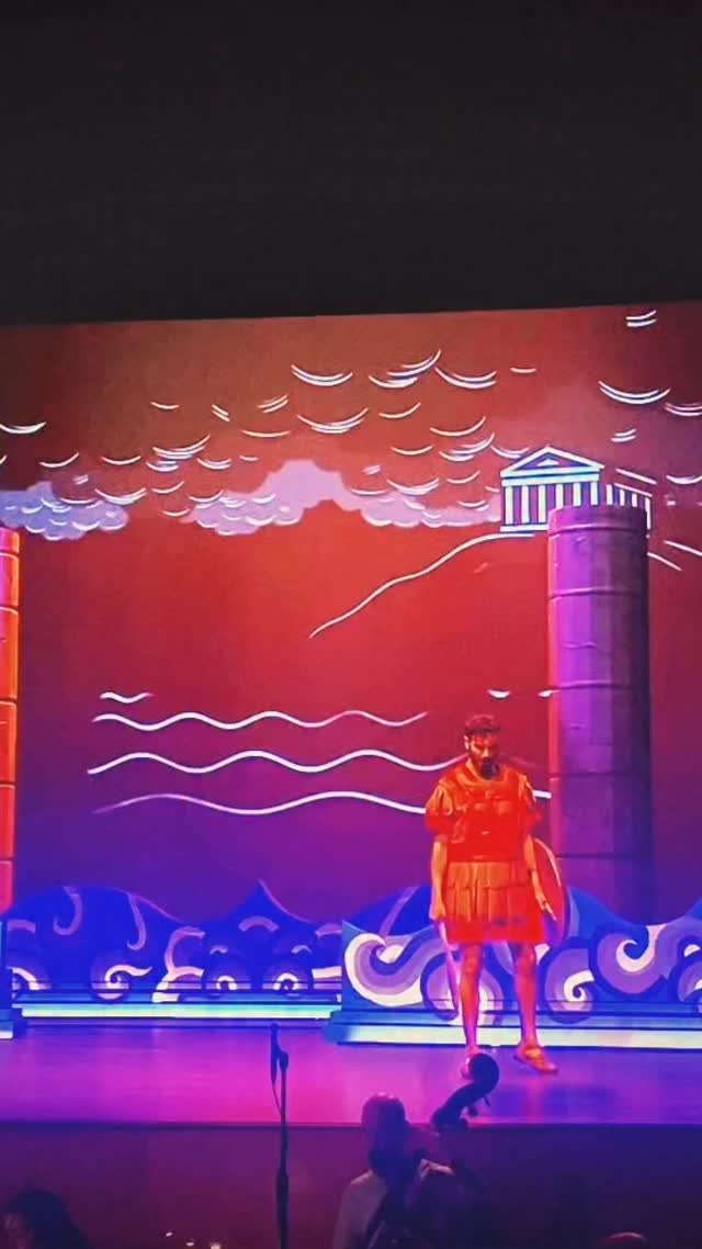 ❤️‍🔥 Sì, tu sei, oh bella speme che mi avvalori…  ⚔️Con la vehemencia del aria de salida de Archidamo, entro yo en 2026: con espada en mano, dispuesto a darle guerra a cada reto — sirviendo a la música y al teatro, que son siempre quienes me ilusionan, alientan y sostienen, junto a los míos.  🎶Este rol, escrito para los castrati virtuosos da corte de Maria I de Portugal, es un reto vocal de altísima exigencia. Pero también una oportunidad para hacer acto de fe y fortalecerse en cada prueba.  📚Dice el Istituto della Enciclopedia Italiana:
Speme: speranza. Personificata, come divinità: anche la Speme, Ultima Dea, fugge i sepolcri (Foscolo).  🌟Pues que no nos falte a nadie la Esperanza. Que la Speme nos acompañe. Uníos conmigo al ejército de los buenos — y equilibremos la balanza del mundo en positivo. Vamos a por el 2026 familia 💪🏼✨  🙏Gracias a @r.bernardes.americantiga por sostenerme musical y humanamente desde el foso, y a @isasi.nick por darme espacio y dirección en tu preciosa propuesta escénica. Gracias por hacerme fácil luchar y servir a lo imposible a ambos y a mis compañeros técnicos y artistas. Y a la @palaciodemateus por ser el hogar de esta fantasía.  🎇Estreia moderna mundial
13 de dezembro
@teatrodevilareal
Coprodução @palaciodemateus
📸 @lookcloser.pt  📯Equipo:
@marcastellobranco — Ismene
@arthurfilemonp — Eurimaco
@joaopaulofferreira — Alcibiade
@mrjimenezdiaz — Archidamo
@_carlos.porto_ — Lisandro
🎻 @patricloliv3 — concertino
🎹 @jcarlos_araujo — cembalo  💫Agradecimientos:
@doridiaz @maneljica @sound.movement.management
@juliette.p.b Josep @ortegaortigosa @maritopinto.pt Gabriela Marzia @ritagiselaazevedo @peris.costumes  🎆Qué bonito es ser una pequeña parte de un enorme todo. Viva la ópera y viva la música.  #GliEroiSpartani #VictorJimenezDiaz #Archidamo #Opera #Contratenor #Estreia #CasaDeMateus #TeatroVilaReal #AntonioLealMoreira #GaetanoMartinelli #Portugal #VilaReal #Speme #Esperança #OperaLife #2026 #FelizAnoNovo #VivaLaOpera