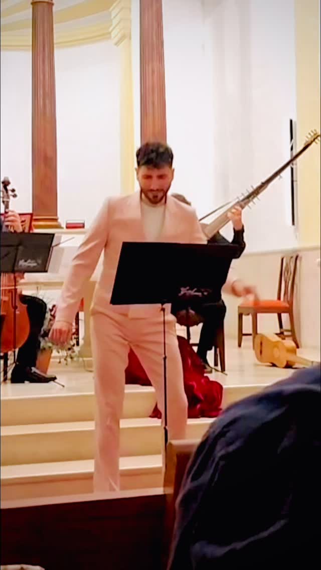 🕊️“VUELO RESUELTO Y DECIDIDO, Y EL CORAZÓN FELIZ PRESAGIA LA DICHA QUE SE ACERCA” — Narciso en Agrippina de Händel  🎬📲 Siguen llegándonos recuerdos del público asistente al estreno de “La Rivelazione Italiana” en el festival @festivalmusicaantigaesmigjorn en Menorca.  🗣️🎶 @mrjimenezdiaz interpreta el final del aria “Volo pronto e lieto il core”, decorando el da capo con variaciones escritas por él mismo. Lo acompaña @il_gesto_armonico con maestría y entrega.  📹 Un momento de vuelo barroco, celebración y esperanza, en el que Narciso se lanza con pasión a satisfacer su deseo. Como el joven Händel, que partía hacia Europa tras consagrarse con esta obra en Venecia en 1709 — éxito clamoroso que lo coronaba en el país natal del género operístico.  🌟 Este fragmento cerró el concierto inaugural en la Parròquia de Sant Cristòfol @bisbatmenorca @ajmigjorngran @consellinsularmenorca  ✈️ Como Narciso, La Rivelazione Italiana ha despegado con fuerza. Ahora queremos seguir viajando con él a más ciudades, más festivales, más públicos.  📣 ¿Nos ayudas a volar más alto?
👉 ¿En qué ciudad te gustaría verlo?
👉 ¿A qué festival deberíamos llevarlo?  💬 Comenta, comparte, etiqueta a festivales. ¡Construyamos juntos el viaje de La Rivelazione Italiana por Europa!  🗣️ Víctor Jiménez Díaz, contratenor 
🎻 @eva.febrer 🪈 @laurasintesf 🎻 #DimitriKindynis 🪉 @joan_benejam  #LaRivelazioneItaliana #VíctorJiménezDíaz #IlGestoArmonico #Agrippina #Handel #Menorca #Opera #Countertenor #traverso #violin #cello #theorbo #Baroque #FestivalMigjornGran #Scarlatti #MúsicaBarroca #DaCapo #Variaciones #Cadenza