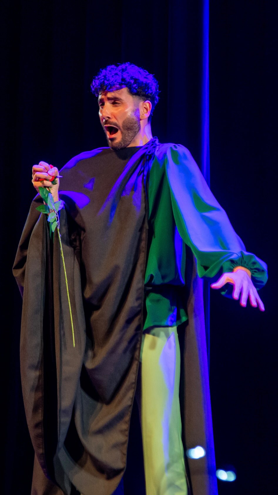 🍂🕯️#Orfeo, es de Gluck, de Kalzabigi, y mío, muy mío… con mis carencias y aciertos a cada función, pero siempre viviendo su texto: “In ogni valle #Euridice risuona, in ogni tronco scrisse il misero Orfeo (Orfeo infelice): Euridice, idol mio, cara Euridice”🪾🍂  Vídeo del estreno de la producción de la @amcv1999 tomado en el @cerdanyolaateneu desde el final del patio de butacas. Donde hay que medir si nuestra voz llega hasta donde tiene que llegar 🎭🎶  🎼Gluck: Orfeo ed Euridice (Wien, 1762).
Atto I, Scena I “Chiamo il mio ben così” (fragmento).  🎻 Equipo:
@orquestrajoc @borjamascaro 
Cor i Banda de l’ @amcv1999 
@veuscordemusic @manelcubeles71 
Coral 4:veus.cor de Terrassa @mperezc84 
@laxemeneiabalaguer @alboncar  🗣️ Solistes:
@maria_hinojosa_soprano Eurídice
@mrjimenezdiaz Orfeo
@mireiatarrago Amore  📸 @xaviolivef  #Ópera #GaetanoGuadagni #OrfeoEdEuridice #Contratenor #Contralto #Contraltista #MúsicaClásica #CantoLírico #HistoriaDeLaMúsica #BelCanto #Ópera @balaguerdart4 @culturabalaguer @radiobalaguer @ajuntament_cerdanyola @totcerdanyola @cerdanyolaaldia @terrassacultura @castelldefelscultura @sound.movement.management 🤍✨