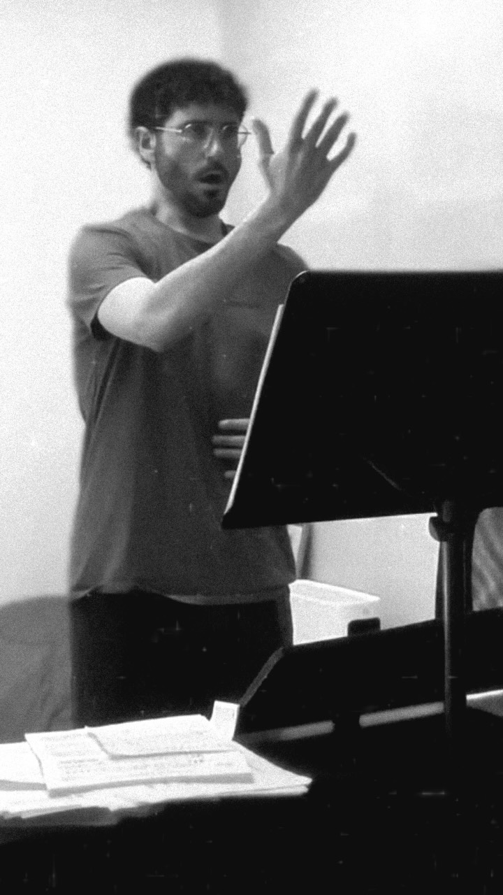 🏋🏻‍♂️ Daily routine. Mastering the structural foundation of the Contralto architecture.🤸🏻‍♂️  🙋🏻‍♂️🎼 This is a C3 (Do2) -an octave below middle C- resonated in pure head voice. No chest voice intervention yet.  ⚠️🎙️ First, for the acoustical truth: put your Piano at full volume (fff) -Diego Fasolis advice!- and record yourself from the maximum distance of the studio. No acoustical filters, no proximity tricks. Just the raw projection needed to command the symphonic stage and context.  💪🏼26 years of discipline. The engine behind the voice.🎶  #Contralto #MaleContralto #SymphonicVoice #OperaSinger #ClassicalMusic