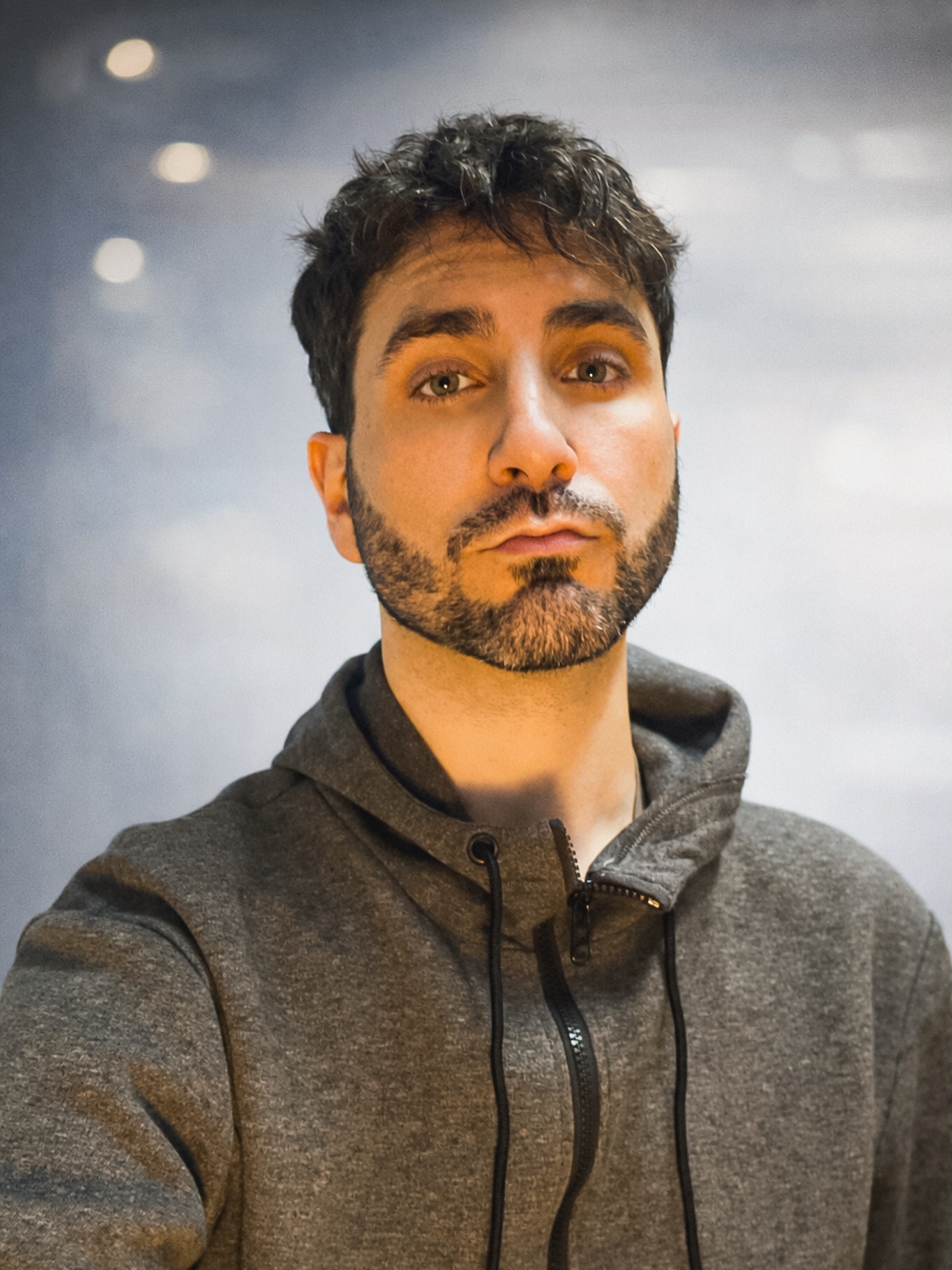 ACCIÓN CULTURAL 🌱  ¿Por qué dedicar una vida al patrimonio, a la música y a la memoria? ¿Para qué pedir a otros que nos cedan su tiempo, dinero y atención? ¿Qué sentido tiene todo esto?  Quizás porque lo que descubrimos en el estudio —verdad, mensaje, forma y genialidad— es tan potente que se hace casi imposible quedárnoslo solo para nosotros. Pero hay algo aún más importante: guardárnoslo sería traicionar su propia naturaleza y razón de ser.  El arte existe plenamente solo cuando se entrega. Servirlo con rigor, convertirnos en canal vivo y entregarlo íntegro al público es nuestra responsabilidad fundamental.  En la música clásica ese intercambio es orgánico: vibración, aire y carne, sin mediación electromecánica. Es uno de los últimos espacios donde lo humano no puede ser sustituido. Del creador —su legítimo dueño— al intérprete, del intérprete al público y de vuelta en comunión: un momento efímero que genera una magia tan real como intangible que, cuando impacta de forma efectiva, se graba como una verdad que acompaña de por vida.  La acción cultural es el momento en que el arte deja de pertenecernos y empieza a servir más allá de lo inmediato. Es recrearse en el arte por el arte, porque esto tiene valor por sí mismo. Pero también es ofrecer el arte como herramienta porque el arte acompaña, representa, educa, sensibiliza, interpela y fortalece a quien lo convive.  Nunca ocurre en solitario: requiere contextos, espacios, técnica, equipos, colegas, públicos y la herencia de quienes nos precedieron.  Creo que nuestro papel es abrir el espacio donde el repertorio pueda habitar y volver a significarse y significarnos; devolver lo que nos transformó y ofrecerle vigencia como herramienta profundamente humana.  Investigar, crear y actuar culturalmente es, entonces, un ejercicio compartido de representación: comprender quiénes fuimos para entender quiénes somos.  Porque en el arte cabe nuestro todo más allá de todo límite: el arte es el hombre, su absoluto y su libertad.  Víctor Jiménez Díaz
Contralto · Artista transversal
#TransmutacionCultural #PatrimonioVivo #HistoriaDelCanto #MusicaYMemoria #ArteTransversal