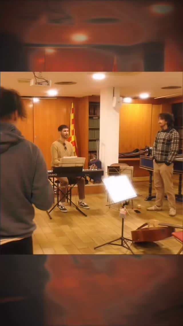 😇Entre Couperin y Verdi. 
Entre la contención barroca y la grandiloqüencia sinfónica.  Este 2026 está siendo un año de volver al estudio para grabar varios proyectos centrados sobre todo en música del siglo XVIII. Uno de los que más ilusión me hace es tener el honor de formar parte del próximo disco del compañero contratenor @miguel_ulla_berdullas, que lanzará las Leçons de Ténèbres de Couperin para @emecdiscos, con quienes se vienen cositas que pronto os contaré.  En uno de los descansos, junto al organista @angelvillagrasa —compañero de años, repertorios y aventuras— me senté a liberar la voz de la contención que este repertorio exige. Entonces Miguel lanzó la pregunta inevitable:  —“¿Y el Réquiem de Verdi, cómo lo llevas?”  Lo que pasó después fue una respuesta espontánea, sin preparación: la primera intervención de mi parte en el primer número del Réquiem para los solistas, el “Kyrie eleison”.  La voz, desplegándose libre y fuera de contexto, me recordó algo esencial: los repertorios no se excluyen. Lo barroco, lo clásico, lo romántico y lo contemporáneo conviven cuando la técnica, la memoria y la intención son las mismas.  Me siento seguro y agradecido de seguir viviendo en la música y rodeado de personas con las que compartir el placer de la celebración ajena y común. Y a mis maestros David Mason y @roigclot, que me hicieron un cantante completo y libre.  Gracias, Miguel, por darme espacio en tu disco. 
Y gracias a los directores de orquesta que me empujáis hacia repertorios que nunca pensé que cantaría, como este Verdi que llega también gracias a mi amistad con @rosinamontessoprano y su labor como asesora musical de la @hermandad.estudiantes de Sevilla.  #VictorJimenezDiaz #MaleContralto #Verdi #Contralto #RequiemVerdi