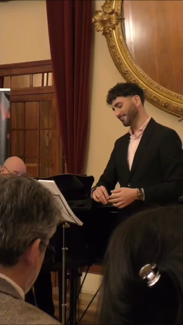 ⚡️Y de pronto las manos de @miquel_ortega_pujol 🎹🌊 extrajeron un abrumador mar de música que me atravesó salvajemente, borrando el presente y llevándome al encuentro de memorias pasadas, susurros antiguos de intimidad, tiempos, texturas y emociones profundas olvidadas.🌌  🎠“Cavaller de l’Amor”, es el segundo de los cuatro poemas que conforman “Amoremes” de @monicapages convertido en viaje musical por el genial @albertguinovart. Una propuesta que nos habla de un amor arrollador al que uno acaba rindiéndose por completo.❤️‍🩹  📹 Os compartimos el estreno de la adaptación para piano y mi voz, que pedí a Albert para que formase parte de Petjada de Dona 🌺, mi proyecto para dar voz musical a poetisas catalanas vivas. Presentado en el emblemático @elcircolreus con la complicidad de la @associacio_de_concerts y su director @marc_moncusi donde doblamos la taquilla prevista y colgamos el cartel de Sold Out con un programa íntegramente formado por compositores catalanes vivos y obras de nueva creación 🎉  Cavaller de l’amor
que arribes muntat en la fosca
de la teva veu profunda 
i t’atures al llindar dels llavis
per obrir la porta del desig.
Ets el coixí dels somnis
que es fan realitat
sobre la pell del teu cos.
Ets el mirall de la vida
on es miren les ànimes
que es volen reconèixer.  #VíctorJiménezDíaz #Contratenor #Countertenor #CatalanMusic #AlbertGuinovart #MònicaPagès #MònicaPagèsSantacana #MiquelOrtega #MarcMoncusí #ElCircolDeReus #CavallerDeLAmor #Amoremes #PetjadaDeDona #MúsicaYPoesía #SoldOut #PoesiaCatalana #CulturaCatalana #NovaCreació #MúsicaContemporània