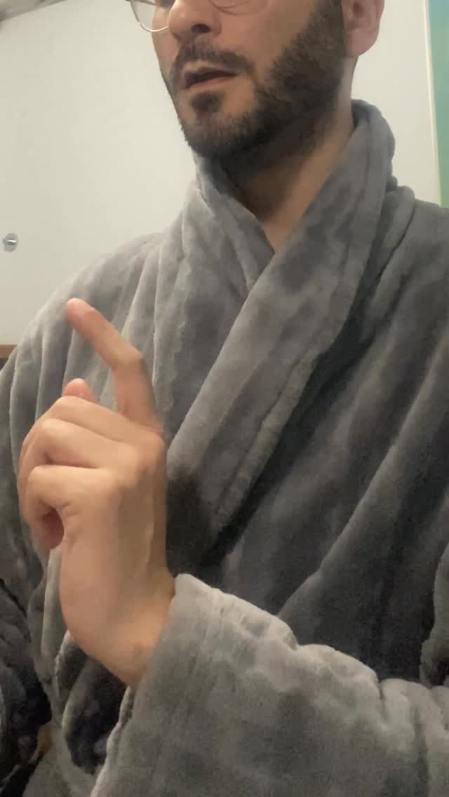 🎶😌Grado cero: el trabajo que no se ve.  📆Empieza el año con un trimestre lleno de grabaciones. Estudio, viajes, ensayos, actividad vocal intensa y la presión de saber que lo que se grabe puede abrir puertas o cerrarlas, para ti y los que invertís tiempo y dinero en cada proyecto. Generando unos costes que si no dan fruto son una pérdida. Para un autónomo, especialmente en España, es un riesgo que afecta directamente a nuestra futura estabilidad.  🎧🤓🎹Estos días realizo el trabajo más importante: el que no se ve, pero sostiene todo lo demás. Me grabo en casa, a solas y para mí, haciendo escalas, figuras e intervalos cromáticos (segundas, terceras, cuartas, quintas, octavas…) por toda la extensión de mi voz.  🎯¿El objetivo? Detectar lo que el cuerpo da por bueno sin serlo: un intervalo que se salta, uno mal afinado, un gesto que interfiere. Todo eso que se cuela cuando no hay conciencia plena. Malos hábitos desde el último autochequeo, quizás más de un mes atrás.  🧘‍♂️Solo trabajan la respiración y la fonación, de la válvula (esfinter ariepiglótico) a los resonadores internos simpáticos (huesos del cráneo). Todo lo demás —mandíbula, lengua, paladar, cuello, brazos, manos, piernas— está en relajación y disociación. El cuerpo externo no interviene. El interno solo sostiene, asegurando tonicidad y equilibrio de la presión subglótica.  ✂️En este ejercicio, dos sistemas están conscientemente disociados (independizados y inactivos) de la fonación:  1. El sistema articulatorio (mandíbula, lengua, paladar y dicción)  2. El cuerpo expresivo (movimiento corporal, postura y expresión facial)  🎭¿Por qué? Porque cada nota debe producirse con precisión sin depender del contexto musical, textual o gestual. Así, cuando llegue la palabra, la figura, el personaje, esos sistemas estarán disponibles para servir, no para imponer.  🌿Solo después, al comprobar que todo está alineado, abro la boca sin alterar la fonación, para servir la partitura. El paladar se eleva para evitar la nasalidad y completar el sonido. La presión subglótica no se altera. El equilibrio se mantiene.  Buen estudio❤️  #VíctorJiménezDíaz #GradoCero #Countertenor #VocalTechnique #OperaSinger #VocalTraining