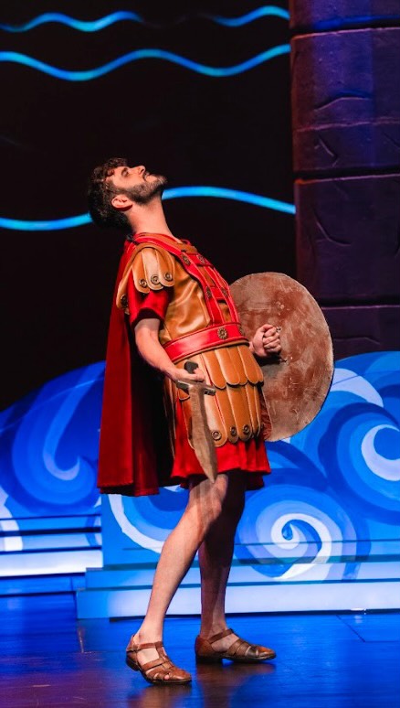 🎇🗣️Terminé el 2025 participando en el estreno mundial moderno de la ópera “Gli Eroi Spartani” del portugués António Leal Moreira, defendiendo de nuevo mi visión sobre la vocalidad de contralto masculino—la más grave entre los históricos castrati. Una categoría hoy casi olvidada o malinterpretada, que exigía una extensión, una densidad y una teatralidad que desbordan la clasificación vocal contemporánea.  📯🎶En este fragmento del aria “Ah, qual mai”, tras largos pasajes de agilidad y canto sostenido, extendiendo la voz del La grave al Sol agudo, se revela cómo se pedía a estas voces concluir en la región grave, por encima de la masa orquestal. Es decir: el contralto extendía su voz más allá del registro medio y además resolvía con fuerza con su primer mecanismo, no para cerrar la tensión, sino como muestra de canto heroico, emocional y expuesto.  📚Esta práctica, que se replicará en Rossini o Donizetti, ha sido a menudo malinterpretada por la tradición moderna, en parte por la escasez de voces graves capaces de resolverla y que deciden reubicar notas expuestas antes que romper la estética establecida e impuesta, suavizando irremediablemente el discurso. Vocalidades más próximas a la tradición coral anglosajona—incorpóreas y cortas—que a la teatral italiana, desdibujando su naturaleza dramático-musical. Incluso cuando se emplean voces líricas, las vemos imitar errores de la discografía precedente, que se han convertido en praxis pero que están totalmente alejadas de la voluntad original y su contexto lógico, musical y dramático.  🎼Aquí, el Si♭ grave final, tras el Sol agudo, es un ejemplo gráfico y práctico de la teoría de los registros y de lo que esta vocalidad significa. Un riesgo técnico que me encanta abordar, porque en él se cifra también una forma de estar en escena, de habitar el sonido, de restituir una genealogía vocal silenciada.  🇵🇹Portugal:@teatrodevilareal
⚜️@palaciodemateus
🎼Dirección musical:@r.bernardes.americantiga
🎭Dirección escénica:@isasi.nick
🎻@patricloliv3
🎹@jcarlos_araujo
📸@lookcloser.pt  #VictorJimenezDiaz #Countertenor #Contratenor #Contralto #Archidamo #GliEroiSpartani #LealMoreira #Castrati #OperaBarroca #BelCanto