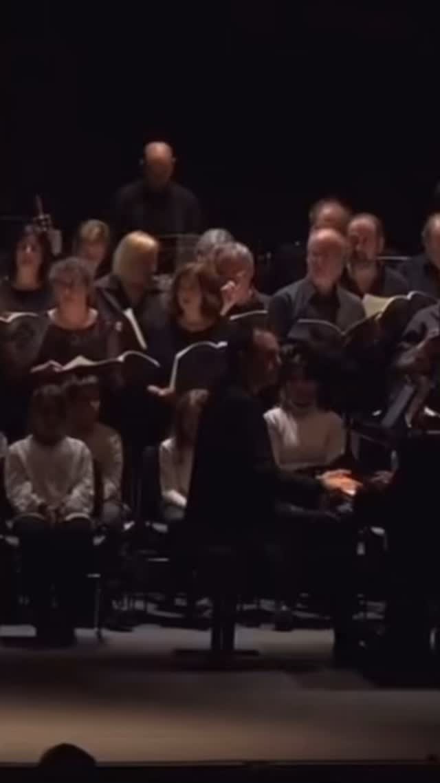 🎶 ¡Debut en el Auditorio Nacional de Madrid! 🦢🔥🎶  El próximo Domingo 8 de junio de 2025 a las 19:30, volveré a encarnar al #Cisne cantando el emblemático y terrible “Olim lacus colueram” para debutar en el Auditorio Nacional, junto a los @ocfilarmonia, bajo la dirección de Pascual Osa; formaciones y batuta, con los que también tengo el honor de estrenarme.  Me sumo pues a un evento de gran envergadura, con más de 500 artistas en escena, en una producción imponente (como debe ser) del #CarminaBurana de #CarlOrff, una obra que siempre impresiona por su ritmo, energía y fuerza, con su espectacular percusión🥁, el poder y efecto de sus coros🎶 y texturas orquestales con mucho embrujo🎻.  Aunque no es la obra que más he interpretado, me ha brindado momentos inolvidables y con esta ya, seis producciones, con escenarios y casts distintos, desde mi debut en 2012 (hace 13 años 😱) en el Paranimf del edificio histórico de la Universitat de Barcelona guiado por Carles Gumí, y al lado de unos generosos Marta Arbonès y mi @lluissintes, con très sold outs consecutivos y proyecciones en una abarrotada plaza universitat. Ahora me regala mi debut en el Auditorio Nacional. El sexto escenario que piso en la @culturacmadrid.  📍 2012 - Paranimf del Edificio histórico de la @universitatdebarcelona, Dir. Carles Gumí
📍 2018 - Auditori del @palaucongressospalma de Mallorca, Dir. Felipe Aguirre
📍 2022 - Auditorio Odón Alonso del Palacio de la Audiencia de Soria, Dir. José Antonio Sainz Alfaro
📍 2022 - @palaumusicacat de Barcelona, Dir. Andrei Ivanou
📍 2023 - Teatre Principal de Terrassa, Dir. @jordilalanza (vídeo)
📍 2025 - Auditorio Nacional de Madrid, Dir. Pascual Osa  En cada oportunidad he descubierto voces extraordinarias que constatan la riqueza musical de nuestro país con sopranos y barítonos que “quitan el sentío”.  🎼Obras de #Wagner y #Bottesini completan el ambicioso programa.  Coros:
@rafaelalbinana, Dirección del Coro Filarmonía
@built_speed, Dirección del Coro de voces blancas del @samercalasanz  Solistas:
@marinafitasoprano, Soprano
@mrjimenezdiaz, Contratenor
Enrique Sánchez-Ramos, Barítono
@eyepex, Contrabajo