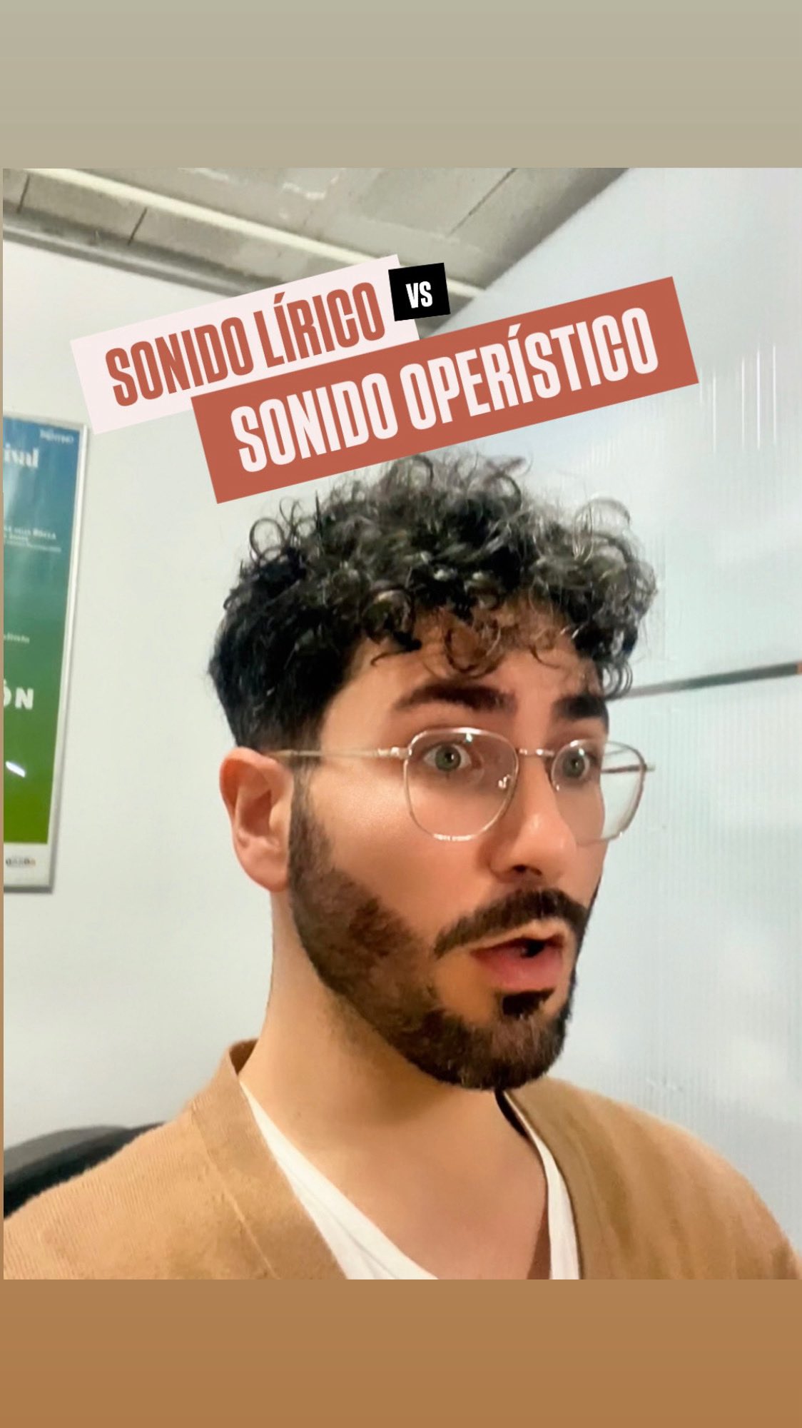 📲Nuevo reel desde mi piano, iPhone en mano, voz en marcha…  🎙️Hoy os propongo jugar a las diferencias entre Sonido Lírico y Operístico. No son lo mismo. Y entenderlo puede cambiar cómo escuchamos, cantamos y cuidamos la voz.  🗣️En el vídeo, transiciono en la misma nota entre dos calidades de emisión: una incompleta y aireada, y otra completa, timbrada y apoyada.  🤓En la Escuela Moderna de Canto, cuando se emplea el Segundo Mecanismo fonatorio de forma pura —sin activación del esfínter ariepiglótico ni compresión laríngea, y con presión subglótica amable— se le llama “Fino”. Si además hay cierre cordal incompleto: “Falsete”.  ⚠️Soltar el anclaje corporal puede parecer liberador, pero sin equilibrio entre sostén, apoyo, articulador y resonadores, aparece una falsa facilidad por menor resistencia, que en el canto operístico entraña mayor riesgo de fatiga, desbalance y lesiones.  🎧En canto moderno, el micrófono y la mezcla pueden hacer útil y afinado casi cualquier sonido. En la ópera, no. No hay filtros, ni amplificación, ni inears. A veces, ni siquiera nos escuchamos a nosotros mismos ni a la orquesta. Entonces, todo es consciencia del cuerpo, del espacio y de la vibración correcta.  🎭La voz debe atravesar el foso, superar la masa orquestal y llenar el teatro —hasta la última butaca— con dicción, proyección y presencia. Emitir en falsete no es cantar ópera. Es emitir en falsete. Y para la ópera, eso no basta.  🫂Esto no es una queja. Es una llamada a la precisión. Porque este arte exige más. Y ese “más” lo convierte en uno de los últimos espacios donde los humanos se intercambian una experiencia artística sin filtro ni máquina: de cuerpo a cuerpo.  💜Admiro a quienes desde el pop se acercan a la lírica o a cualquier otro estilo. Porque enriquecen su discurso. Y porque toda música hecha con verdad, amor y trabajo es valiosa. Y puede atraer a nuevos públicos.  🙏Y sí, gracias, @rosalia.vt por esa maravilla que es #Berghain #Lux🕯️  📨Si eres cantante, estudiante, docente o simplemente alguien que ama la voz… este clip es para ti.  #contratenor #countertenor #técnicavocal #vocaltechnique #víctorjiménezdíaz #opera