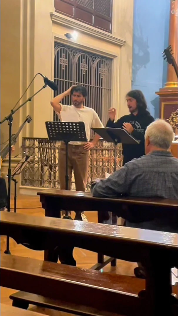 💿 Couperin · Troisième Leçon de Ténèbres (ca. 1714).  🕯️Mem…  Sesión de grabación el 12 de octubre en la Capella de L’Esperança, Barcelona.
@emecdiscos  A veces un proyecto llega en el momento exacto.  Hace más de un año, @miguel_ulla_berdullas apareció con la partitura y la propuesta. Mi 2025 lleno de retos, una agenda difícil y ampliando repertorio incorporando Verdi, Elgar, Mahler, Brahms o Schönberg, transformando mi oficina y entrando de lleno en la dirección artística, la gestión y el emprendimiento cultural, mientras mantenía una fuerte actividad como cantante y mi vida personal se volvía loca.  En medio de todo eso, #Couperin se convirtió en un ancla: un trabajo de contención, pureza y escucha que una voz plena como la mía necesitaba para respirar.  Un reto gigantesco que me ha regalado nuevos colores, humildad, paciencia, empatía, conexión, compañerismo y amistades nuevas y renovadas.  La obra —para dos voces que se funden en unísonos ornamentales y un durísimo texto de Jeremiah sobre la destrucción de Jerusalén— ha sido un viaje compartido con Miguel, bajo el consejo del admirado especialista, precursor y legendario contratenor francés Gérard Lesne (maestro de Miguel).
Con él se ha explorado texto, afectos y acentos durante más de cuatro años, de los que yo he podido compartir el último.  Miguel y yo somos dos mundos vocales distintos pero de igual compromiso y pasión al servicio de la música, resultando en una simbiosis total.  La grabación estuvo capitaneada por Agustín Mauri, director y productor de HR Recordings, junto al ensemble Aurea Vox:  @angelvillagrasa (órgano)
@laliespinet (viola da gamba)
@noemimartinezagell @joan_benejam (tiorbas)  Un equipo extraordinario.  Gracias a todos:
a Aurea Vox,
a mis padres @doridiaz @maneljica,
a @alsina9643 por el apoyo de siempre,
a Miguel y a su preciosa irenecediel.
Por el viaje, por la exigencia, por el sufrimiento, por la oscuridad, por el aprendizaje, por la luz y por el disfrute.  Ojalá la vida nos permita coincidir muchas veces más.  Que pronto tengamos este disco en las manos, felices por haber cumplido con el deber y el compromiso con el que nos embarcamos en él.