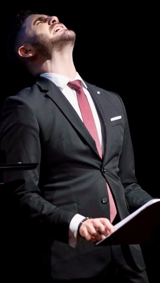 🎭 Oui, je le pourrai!  Fragmento de Orphée et Eurydice de Gluck (versión francesa, libreto de Pierre-Louis Moline), interpretado en Barcelona, junto al pianista Ricardo Estrada.  Revisito este momento para recordarme que la música es la fuente a la que siempre podré recurrir. Para recomponerme. Para encontrar mi propia esencia. Porque incluso cuando más roto he estado, ha sido gracias a ella que he seguido adelante.  Este vídeo fue una declaración. Un gesto de autodeterminación. Un decreto. Un umbral de luz tras la peor experiencia profesional de mi vida, vivida en Viena. Algunos conocen la realidad. Yo la transformé en escena.  Cada vez más consciente de que en el repertorio teatral del siglo XVIII —francés, alemán, italiano, español, eslavo o portugués— es donde puedo desarrollarme, expresarme, exprimirme con mayor libertad. Donde puedo entregarme teatralmente y ser útil toda esa fortaleza y torrente emocional que soy. En él encuentro verdad. Y cuando somos verdad, somos imbatibles.  🎤 @MrJimenezDiaz
🎹 @ricardoestradabasc 
🤝 @sound.movement.management  🎬 El vídeo fue grabado desde el público por la querida y ya desaparecida Mercè Guilera, arpista e incondicional entusiasta de mis directos en Barcelona (t’enyoro Mercè).  📸 @fclp_fundacio  #OrphéeEtEurydice #Gluck #Contratenor #Countertenor #Orphée #Orfeo #Ópera #Contralto #Castrato #Barcelona #barroco #clasicismo #classicism #romanticismo #baroquemusic #classicalmusic #classicalmusic