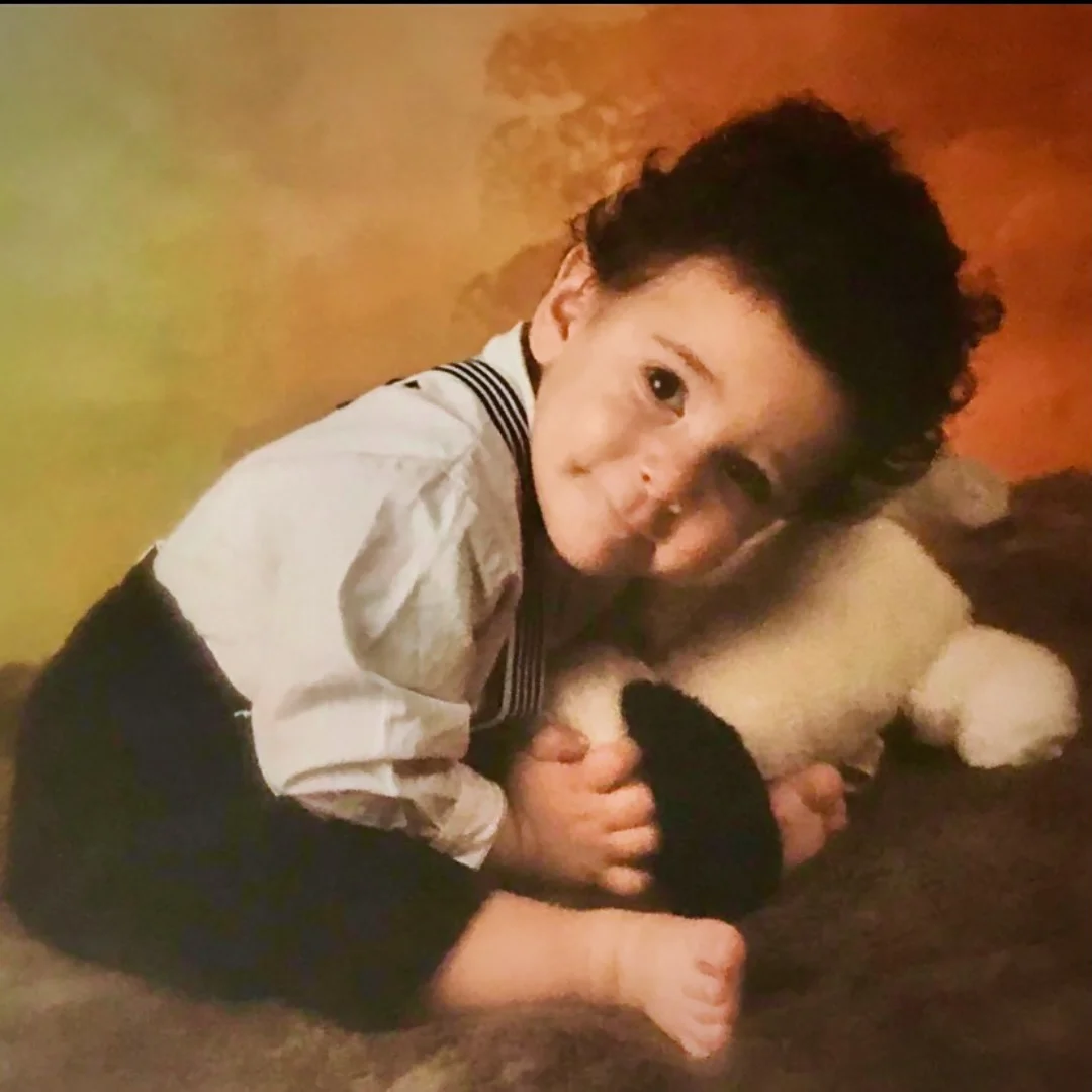 Ay, viejo amigo… Durante años estuvimos distanciados. Hoy vuelvo a ti con perdón, con la libertad de la rendición y con gratitud por todo lo que no supe apreciar de lo mucho que me aportas.  Sé que voy con retraso. Pero feliz cumpleaños para ti también.  #MiPeorEnemigo #MiMejorAmigo
#MiPequeñoYoMismo
