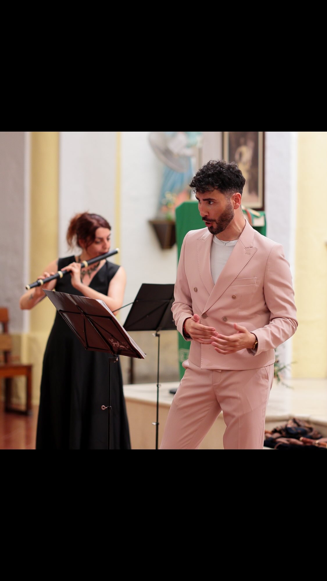 ✨🥰Cuando finalmente aprendes que un susurro es más poderoso que cualquier grito… ✨  🥀Alessandro Scarlatti: “Dal nome tuo credei, che fosse in te pietà, giustizia, e fedeltà, ma vidi poi l’error.” (Aria de la Cantata: Bella dama di nome Santa, H.743).  🇪🇸Por tu nombre creí, que en ti hallaría piedad, justicia y fidelidad. Después comprendí que me había equivocado.  🗣️ Víctor Jiménez Díaz, contratenor
🪈 @laurasintesf, traverso barroco 
🎻 @eva.febrer, violín barroco 
🎻 #DimitriKindynis, violonchelo barroco 
🪉 @joan_benejam, cuerda pulsada 
🫂 @il_gesto_armonico  💫#TBT del estreno de LA RIVELAZIONE ITALIANA.  📯 Concierto inaugural del
@festivalmusicaantigaesmigjorn 
⛪ Parròquia de Sant Cristòfol @bisbatmenorca 
📍Es Migjorn Gran (Menorca) @ajmigjorngran  📸 @fotonueve  🔹 #LaRivelazioneItaliana #IlGestoArmonico #VíctorJiménezDíaz #FestivalMigjornGran #MúsicaBarroca #MúsicaAntigua #MúsicaClásica #Oratorio #Opera #Scarlatti #Handel #AlessandroScarlatti #Händel #Menorca #EsMigjornGran #countertenor #castrati #Firenze #Roma #Napoli #Venezia #flauta #traverso #violin #cello #tiorba #theorbo @consellinsularmenorca @cultura_goib @menorcaaldia @menorca.info @ib3 @operamenorca @jjmm_mao @teatreprincipalmao