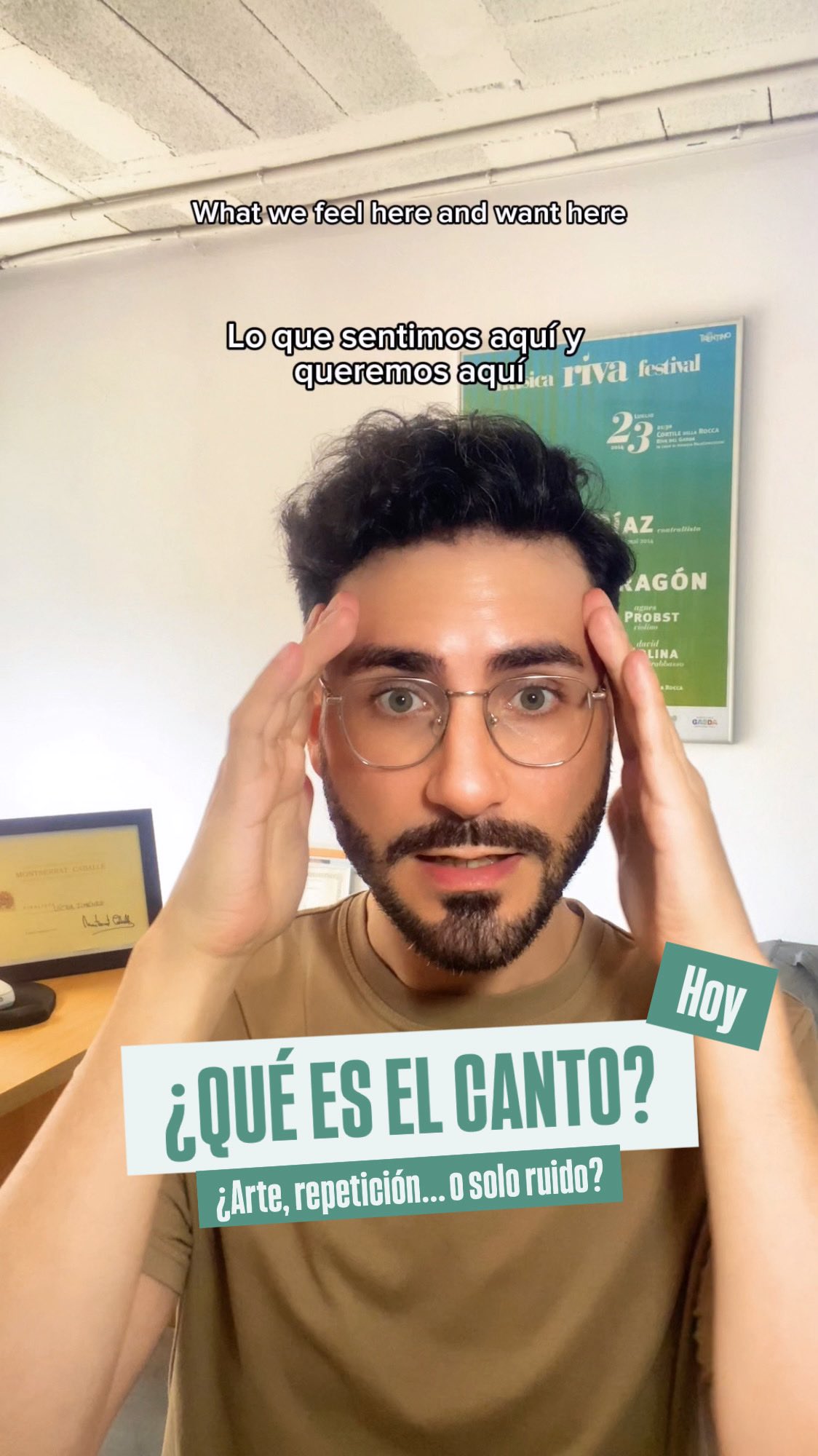 📲 Nuevo Reel desde mi piano, iPhone en mano, voz en marcha…  Pero esta vez no vengo a vocalizar. Vengo a preguntarme. A provocarme. A buscar el sentido. 🎙️✨  💭 ¿Qué es el canto? ¿Para qué cantamos hoy?  🎶 ¿Tiene sentido volver a interpretar el repertorio cuando hay versiones legendarias al alcance de todos en Spotify? ¿Qué nos mueve a cantar lo ya cantado?  🤹🏻‍♂️ En este vídeo exploro —exagerando cada enfoque— cómo distintas escuelas leen una misma frase musical. Desde la estética histórica hasta la lírica moderna. No para caricaturizar, sino para mostrar los prejuicios que nos separan… y que, a veces, nos impiden dialogar.  📚 Porque la música es solo el esqueleto. El texto tiene su propia alma. Y esa alma exige una lectura honesta, emocional, comprometida.  🧠 Técnica sin emoción es ruido. ❤️ Emoción sin técnica es riesgo. 🎭 El arte vive en el equilibrio.  ⚠️ Y cuando llegamos a dominar todos los registros, dinámicas y estilos… ¿por qué no tenemos tiempo, recursos o complicidad para explorar cada detalle con nuestros músicos y colegas?  💔 ¿Por qué la industria nos empuja a hacer conciertos rápidos, superficiales, sin justicia real al repertorio que hemos estudiado durante años?  📢 Por eso pregunto: 👉 ¿Qué sentido tiene cantar hoy? 👉 ¿Qué diferencia el arte de la mera reproducción? 👉 ¿Dónde queda la verdad? ¿Dónde queda el arte?  🫶 Si tú también necesitas reencontrar la ilusión tras cada función, comenta, comparte, discrepa. Este espacio es para cantantes, músicos, técnicos, amantes de la música… y del sentido profundo de todo esto.  Víctor Jiménez Díaz aka @mrjimenezdiaz  #QuéEsElCanto #SentidoDelArte #OmbraMaiFù #TécnicaVocal #CantoLírico #Contratenor #ReflexiónVocal #MúsicaConSentido #ArteVocal #ReelVocal #VíctorJiménezDíaz #CantoConsciente #IndustriaMusical #VerdadEscénica #SpotifyVsEscena #Cantantes #MúsicaClásica #Opera #Barroco #Belcanto