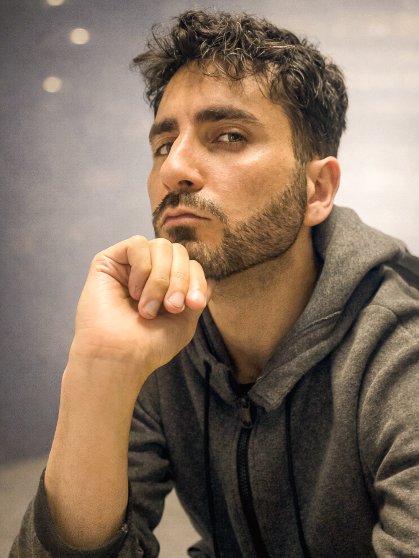 INVESTIGACIÓN 🔍  Estudiar el patrimonio y la historia no es nostalgia. Es origen. Es la base desde la que entendemos quiénes somos y qué hacemos como comunidad.  Cuando abrimos una ventana al pasado, no buscamos idealizarlo. Lo miramos con su complejidad entera: luces y sombras, desigualdades y violencias… y también formas de libertad que existieron antes de que la modernidad las redujera a categorías, etiquetas o dogmas.  Ahí reconocemos una humanidad más amplia, más natural, más abierta.  El siglo XVIII lo muestra con claridad: cortes y teatros donde convivían sensibilidades múltiples, cuerpos no normativos, identidades fluidas, castrati idolatrados, hombres encarnando mujeres y mujeres encarnando hombres. No era utopía. Era vida, con sus contrastes y su profunda miseria a la sombra del privilegio de unos pocos.  Esa ventana al pasado se convierte en un espejo colectivo. Nos recuerda que progresar no es inventarlo todo de cero, sino recuperar —con rigor y con respeto— lo mejor de lo que ya fuimos, legando un futuro más consciente, libre, amable y sensible.  Investigar, crear y actuar culturalmente es, entonces, un ejercicio compartido de representación: comprender quiénes fuimos para entender quiénes somos.  Víctor Jiménez Díaz
Contralto masculino · Artista transversal
#TransmutacionCultural #PatrimonioVivo #HistoriaDelCanto #MusicaYMemoria #ArteTransversal