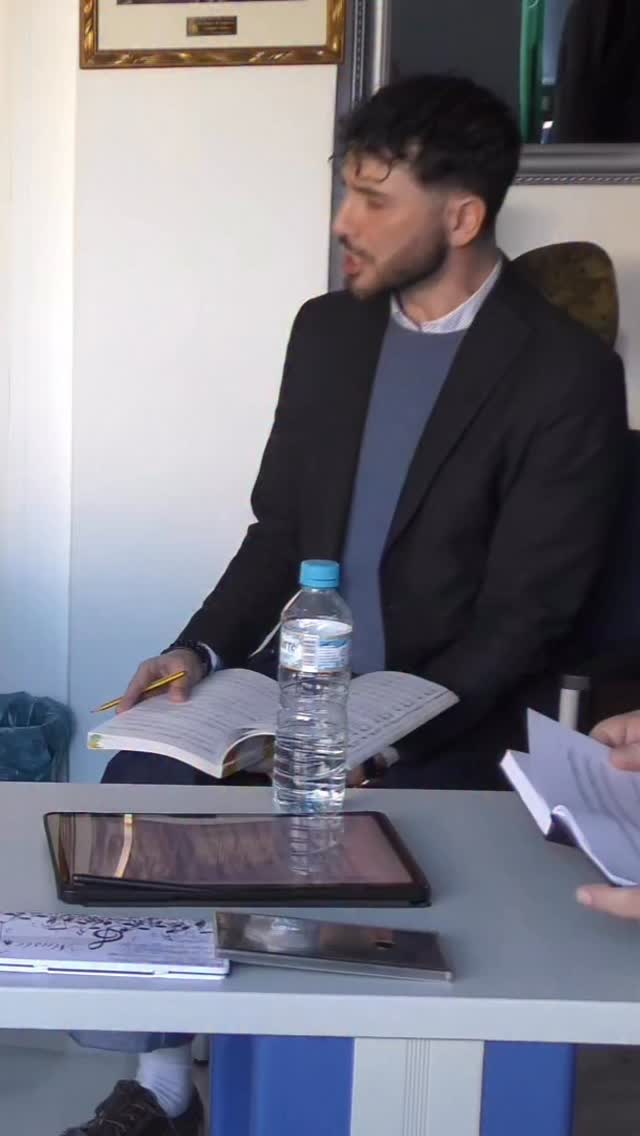 🎆 #2026 ¡Vamos! 🎇 Lo bueno al❤️ lo malo al🔥  🚪El que os cerró la puerta no es consciente de que algún día vais a comprar su casa.  ✨La verdad y la honestidad no tienen detención posible. El camino del corazón abierto es imbatible. Irse en paz o aterrado es la verdadera recompensa. Y como ellos dejarán el mundo… es el peor de los infiernos.  🌪️Me siento profundamente agradecido a este 2025 por tanto vivido. Lo amable y lo difícil. Cada aventura me ha acercado más a mí, y le ha regalado a mi entorno la oportunidad de demostrar su incondicionalidad o de hacerse a un lado permitiéndome soltar todo aquello que no es recíproco.  🙏🏼Lo elegido por ellos, en ambos casos, es un profundo acto de generosidad y por tanto de amor. Así que: Gracias.  🪞Al que daña y engaña, por enseñarme lo que no quiero ser. Al que respeta, trabaja y ofrece honestamente, por mostrarme lo que hace valioso nuestro paso por la vida.  🥰Si yo puedo transitar en absoluta paz y plenitud, y salir del umbral de la misma muerte con toda la fuerza, y brillar, todos los que me leéis, sois capaces de hacerlo también. Y yo estaré ahí para celebrar vuestro éxito.  🎙️Lo que escucháis es la conclusión del “But who may abide” de Händel, en su versión revisada para castrado, en 1750. Una lectura propia, fruto de mi honesta relación con la fuente original. Diga lo que diga un libro de texto o cualquier disco. Del compromiso con un texto y una música, que forman parte del repertorio al que más tiempo y recursos he dedicado.  🎬Ensayando en Sevilla bajo la dirección de arturogarralon, con @jsannav al órgano y el ensemble de @spaniardopera de @rosinamontessoprano para el concierto en la @hermandad.estudiantes  🌅No voy a desear un 2026 feliz, sino uno que nos transforme, nos enriquezca y nos deje en paz.  🫂Que no nos falte el amor por todo y por todos los que decidimos que nos rodeen. Porque con red, es más fácil saltar al vacío. Y hoy es un día para decirle a la mía: os quiero mucho y os siento presentes hasta en los momentos más oscuros.  💪🏼Seguimos💪🏼  #VíctorJiménezDíaz #Contratenor #Handel #Messiah #ButWhoMayAbide #1750 #BelCanto #MúsicaBarroca #Castrati #Oratorio #Opera #Gracias2025 #Feliz2026