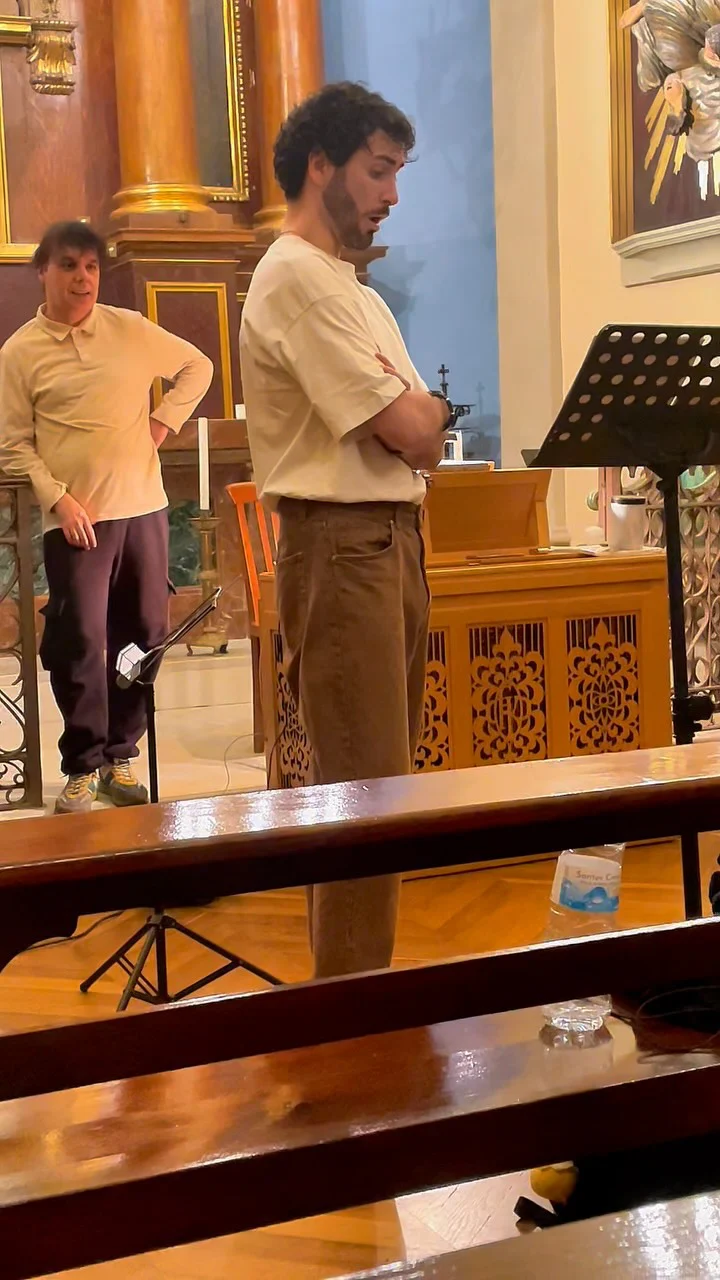 🎧🎙️ Getting ready for early music, historical informed singing: only for opera nerds 🕯️📜  En 1723, Tosi —cantante, músico y teórico del canto— publica “Opiniones sobre los cantantes antiguos y modernos”, donde como contralto masculino describe el canto para el que se escribió la música que hoy llamamos barroca. Sobre ella, en mi opinión, la mayoría de especialistas estamos profundamente desinformados.  El oído y la academia modernas llevan más de un siglo cometiendo un error grave: clasificar las voces por su color antes de enseñar al cantante a cantar. Si eso fuera correcto, jamás habríamos tenido un Heldentenor como Melchior, ni a la coloratura Tetrazzini, que empezó como contralto, como la Scotto! Sutherland, Gruberová, Caballé o Kraus también fueron mal clasificados de jóvenes.  A largo plazo, el color permite manipulación para construir el fraseo; la naturaleza, no. Jugar con resonadores o laringe antes de resolver la producción fundamental del sonido óptimo pasa factura. Gigli, Viñas o Caruso lo escriben: si se abre el sonido antes de aprender a cantar, se arruina el instrumento para siempre. La voz debe viajar en la acústica como fue pensada: sin micrófono. No es músculo: es técnica, compresión y liberación del aire.  Por eso las voces se clasifican por su capacidad natural para llenar de luz una altura concreta del registro. Igual que una flauta no es brillante en su zona grave ni una trompa oscura en la aguda, cada instrumento responde a su anatomía; la voz también.  Tosi que era contralto, escribió que los contralto tienen “un tono pleno y sonoro, brillante y penetrante”. No dice oscuro: dice brillante. Siguiendo la analogía, una voz aguda debería comportarse como viento madera🪈; una grave como viento metal📯. Así se atraviesa la masa orquestal sin artificio.  La responsabilidad del intérprete es no pelear contra la propia naturaleza. No creo que falten voces, pero sí creo que faltan sonidos sinceros.  📸En el vídeo, @doridiaz captura lo que busco antes de cantar: sonar honesto, timbrado y libre antes de servir la música. Mi voz no cambia con la dinámica; se llena de luz cuanto más se libera el instrumento.