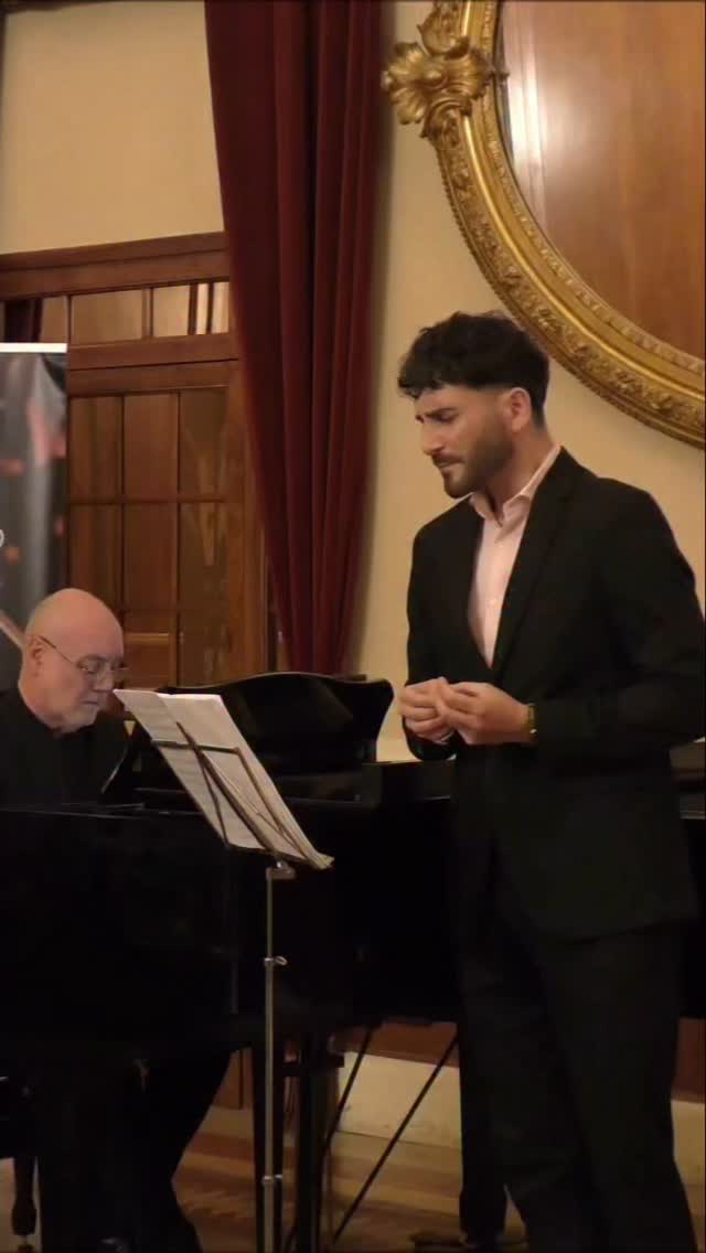 🌍¡Feliz Día Mundial de la Música!🎶  🎧 Hoy comparto un fragmento del final de la especial “Cloenda”, con música de Mariona Vila sobre poesía de Dolors Miquel. Una obra que cierra el ciclo Fibló, escrito para nosotros y para la ocasión, y que fue estrenada éste año como apertura del programa #PetjadaDeDona, en la fabulosa compañía del maestro Miquel Ortega. @miquel_ortega_pujol  Un oasis en el que pedí a algunos de los compositores de mi tierra, más afines a mi sensibilidad y simpatía personal, dar rienda suelta a su creatividad a través de la poesía de las mujeres de nuestro entorno.  Esta pieza dialoga con una de las tensiones más poderosas de todo acto artístico: ¿hasta dónde puede llegar la música o la palabra? ¿cuándo deja paso una a la otra? ¿Y a lo que no puede nombrarse o cantarse? Aquí, canto. Hablo. Y, finalmente, callo.  🕊️ Dolors Miquel escribe: “Al silencio, debo decirle que hable sin fin.”.  Gracias a @associacio_de_concerts, @marc_moncusi y todo mi entorno, por hacer posible este momento en @elcircolreus.  #VictorJimenezDiaz #Cloenda #Fibló #PetjadaDeDona #DolorsMiquel #MarionaVila #MiquelOrtega #DiaMundialDeLaMusica #WorldMusicDay #Silencio #VozDisidente #MusicaContemporanea #Contratenor #ArtAsResistance #MusicThatMatters #SilencedVoices #QueLaMúsicaHable