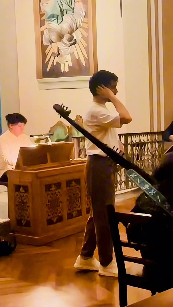 🕯️Mucho más que simple música.  🎶Couperin · Leçon de Ténèbres
💿@emecdiscos  Escribe Jeremías en voz de Jerusalén destruida:  “Mira, Señor, y considera cuánto me han vilipendiado”.  Cuando dice literalmente “me han hecho vil”, no habla solo de destrucción física: habla de humillación, ruina interior, uso y abuso.  La sensación de pérdida total del ser, de su dignidad cuando otros se han alimentado de su luz, su bondad, su protección, su lucha, su vida y su gloria.  No describe solo su caída: la llora, la confiesa, la asume, la grita y en la música de Couperin, también la susurra. Es exposición, vergüenza y desnudez espiritual. Se humilla.  Se rinde.  “Rendición” se ha convertido en mi palabra favorita del año. Pero eso daría para otro post.  Creo que todos los artistas, antes o después, vivimos situaciones que nos hacen resonar con esta frase (música y texto).  Como instrumento vivo al servicio de un mensaje (forma y fondo) ajeno y necesariamente colectivo (por mucho que podamos identificarnos con él) llegamos al trabajo para servir un ejercicio artístico que se encarnará en nosotros. Cuerpo y alma.  No somos nosotros quienes lo usamos para expresarnos (que también): es él quien nos usa a nosotros para ser, y en su ser, somos nosotros. Más nosotros que nunca.  Para permitir que el arte nos use, debemos anteponer el arte mismo a nosotros. Lo que, en entornos no seguros, es extremadamente peligroso. Porque los entornos los construyen las personas y porque el arte se materializa a través de ellas, y las personas, colectivos e individuos, somos el reflejo de una humanidad que alberga a Dios, pero también al demonio.  Entonces uno llega para darse al de enfrente (música, texto, director, compañero, público…) y le abre el alma y el cuerpo, con permiso para dañarlo.  Es un ejercicio de generosidad y valentía, pero también de empoderamiento, autoestima y libertad, que nos regala una consciencia y un aprendizaje que difícilmente podría ofrecer otro juego; otra profesión.  Como adultos responsables, debemos jugarlo con consciencia de dignidad y respeto.  Autorrecordatorio:
Desaparecer por los demás es también desaparecer.
Desaparecer por figurar es desaparecer aún más.